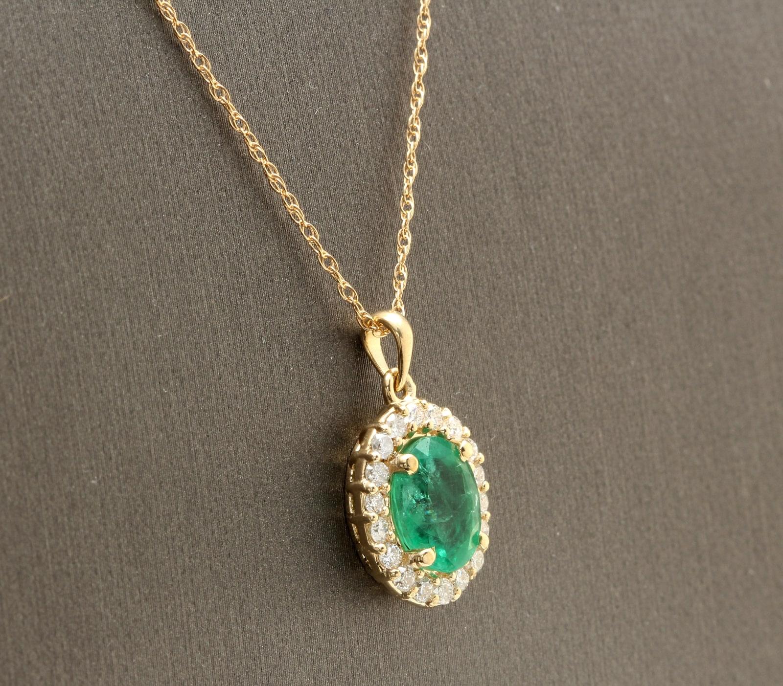 Mixed Cut 2.10ct Natural Emerald and Diamond 14K Solid Yellow Gold Necklace For Sale