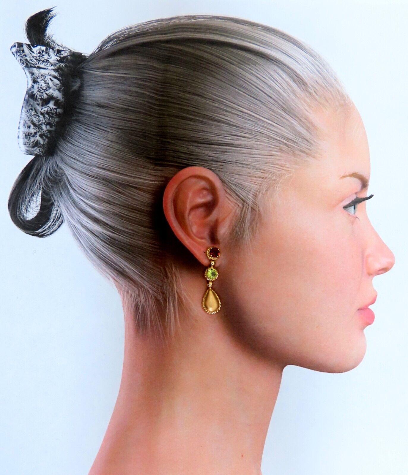 Dangle Earrings

4mm natural peridot: 1ct

4mm natural garnet: 1.10ct

Round cut 

Earrings: 1 1/4 inch

6.2 grams.

14kt yellow gold