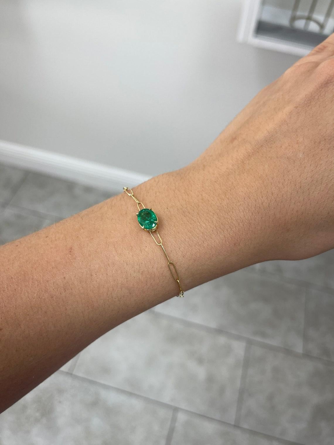 Moderne 2.10ct Oval Cut Emerald Solitaire Bracelet - 14K Gold Elegant Paperclip Design en vente