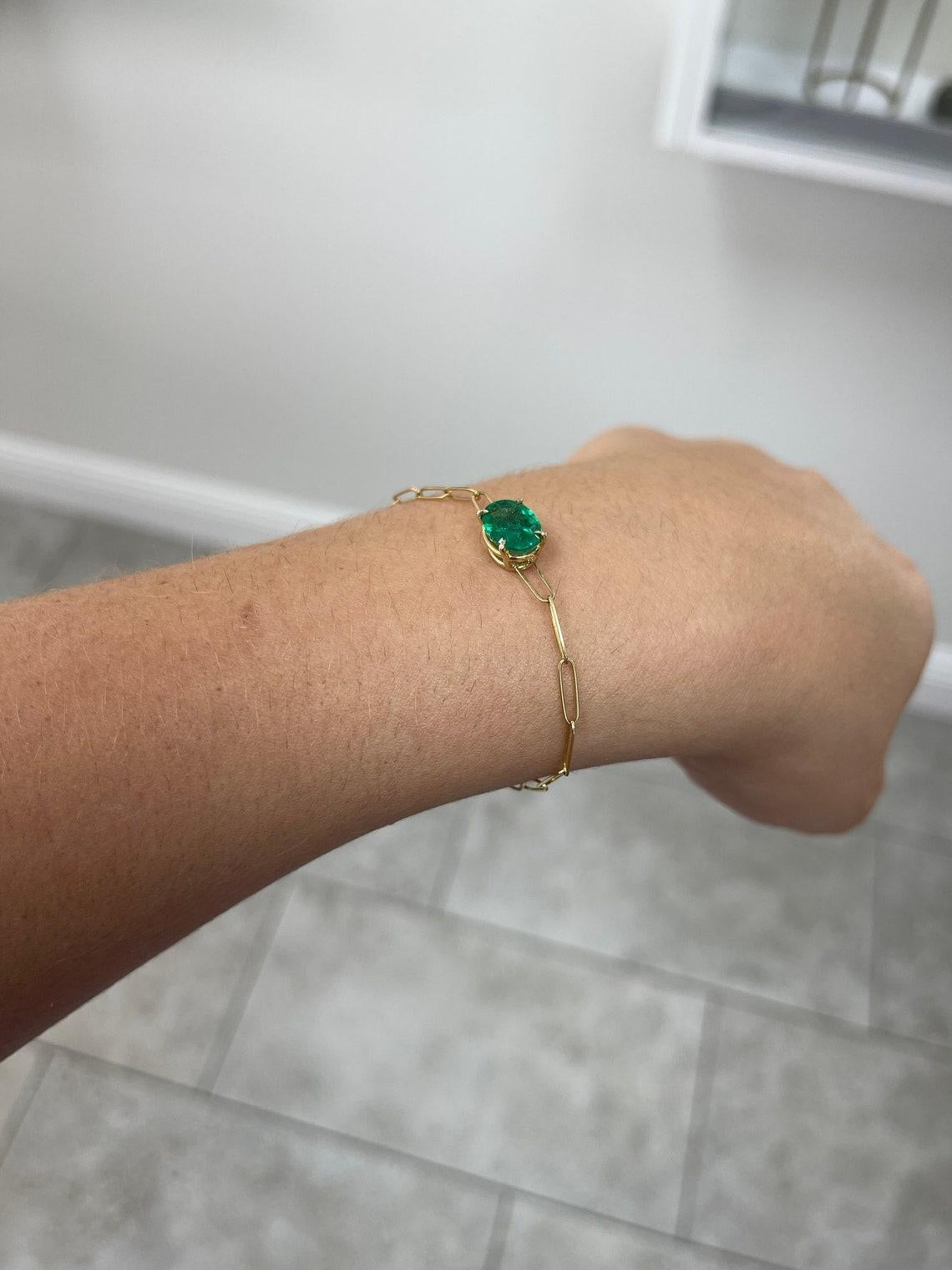 Taille ovale 2.10ct Oval Cut Emerald Solitaire Bracelet - 14K Gold Elegant Paperclip Design en vente