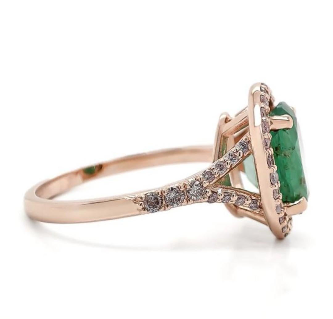 2,10 Karat ovaler Smaragd und Diamant Halo-Ring (Ovalschliff) im Angebot