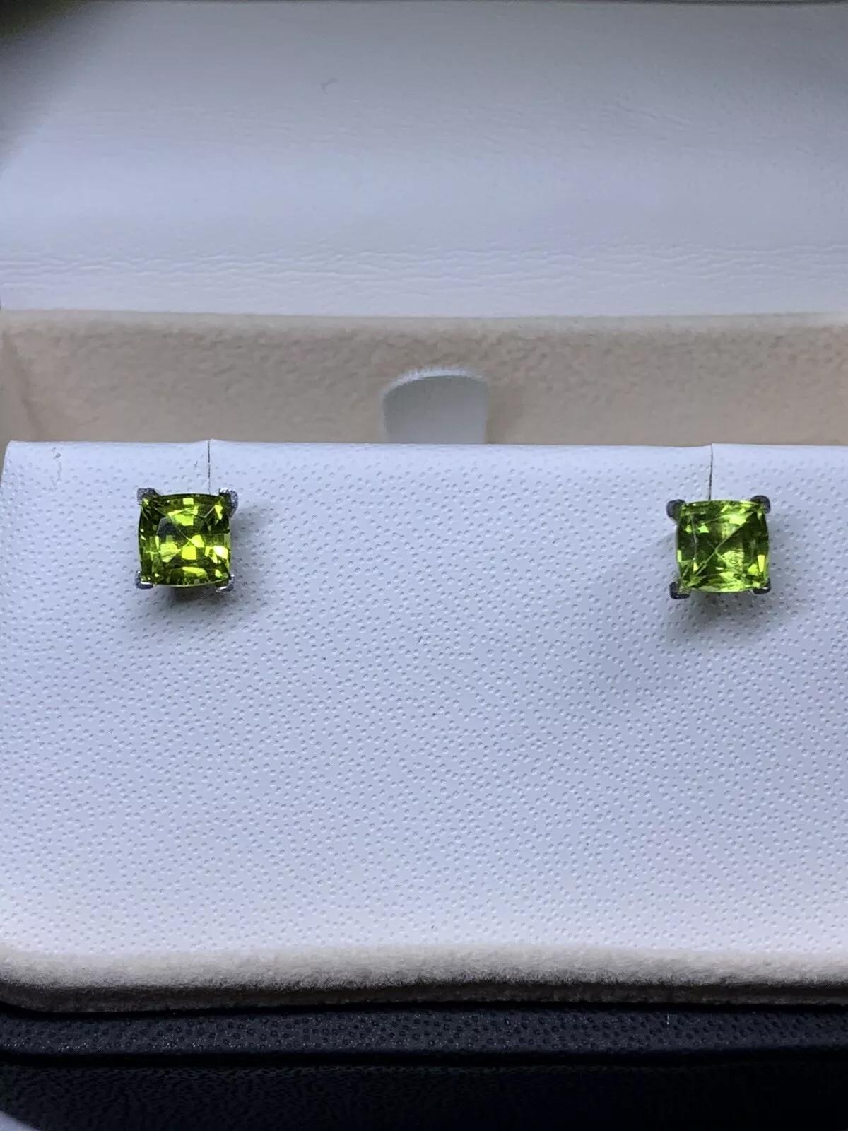 2.10ct Peridot green cushion stud earrings in 18ct white gold. In New Condition For Sale In London, GB
