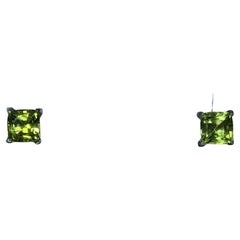 2,10 Karat Peridot Grüne Kissenstecker-Ohrstecker aus 18 Karat Weißgold.