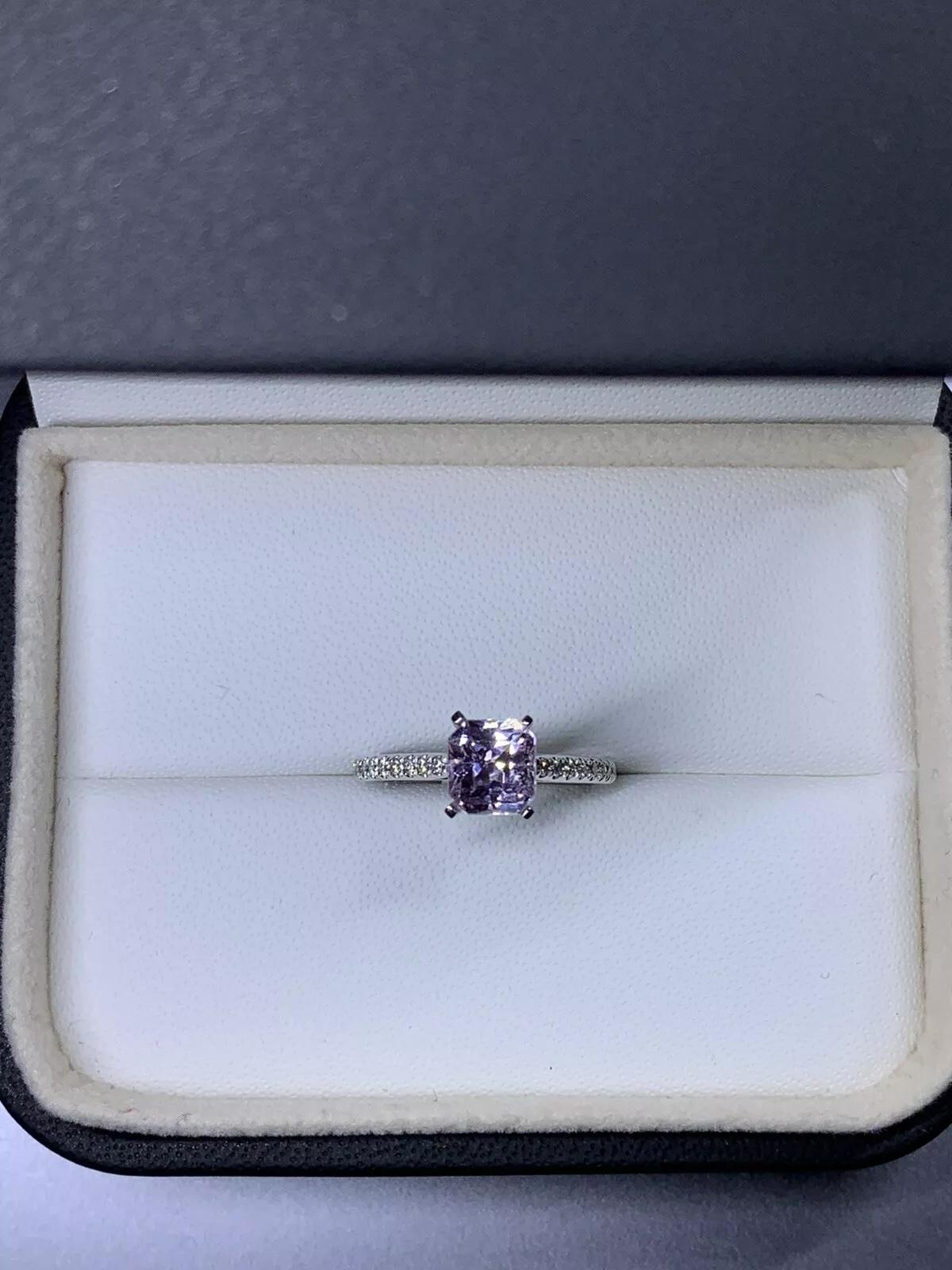 Bague de fiançailles saphir rose 2,10 carats et diamant en or blanc 18 carats.

Magnifique saphir rose pêche naturel non traité de forme coussin poids total 1.70ct

Poids total des diamants : 0,40 carats, couleur F, clarté VS1.

La bague peut être