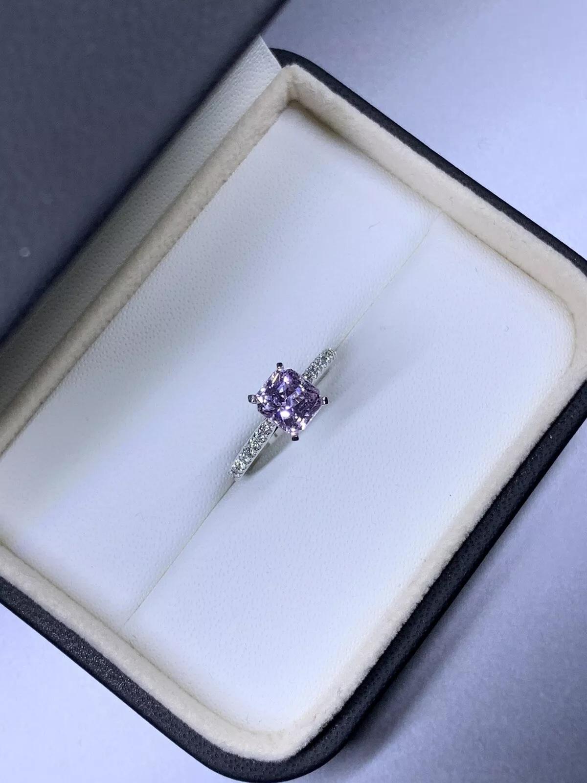 Bague de fiançailles saphir rose 2,10 carats et diamant en or blanc 18 carats. Neuf - En vente à London, GB