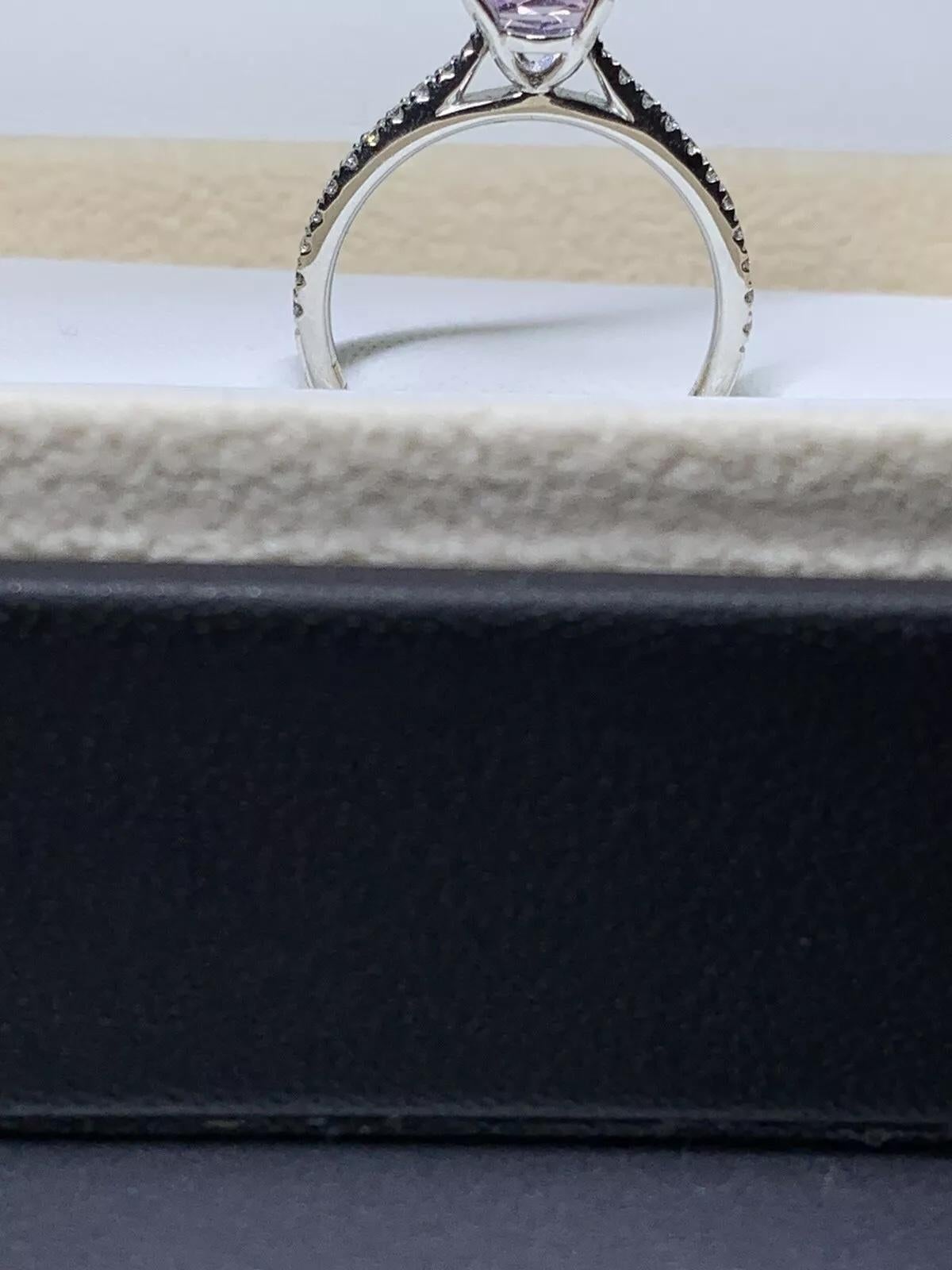 Bague de fiançailles saphir rose 2,10 carats et diamant en or blanc 18 carats. Unisexe en vente