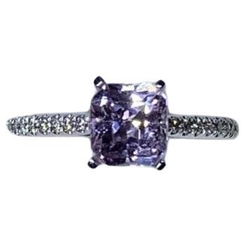 Verlobungsring mit 2,10 Karat pinkem Saphir und Diamant aus 18 Karat Weißgold.