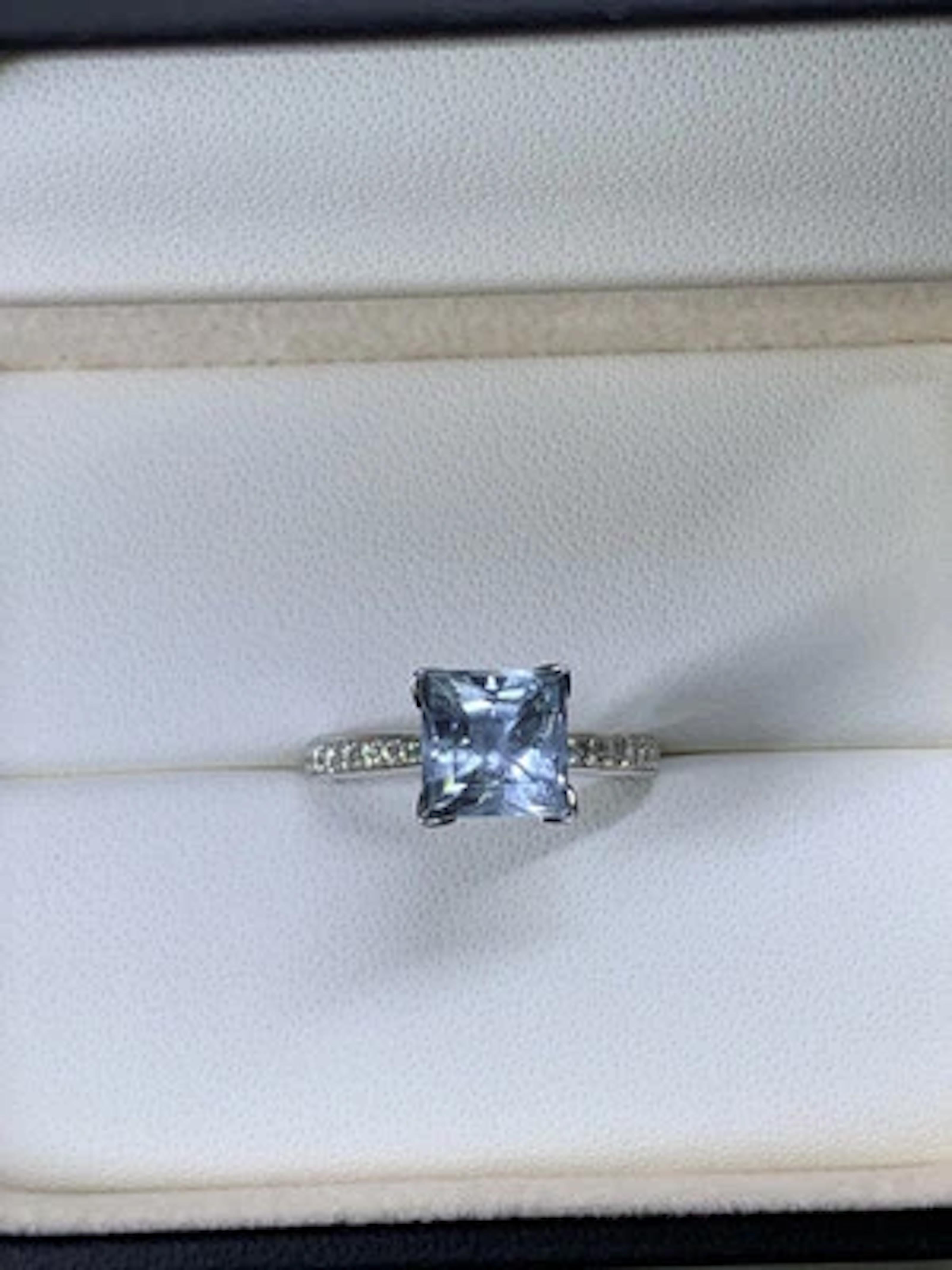 Anello di fidanzamento con acquamarina e diamanti da 2,10 carati taglio principessa in oro bianco 18 carati In condizioni Nuovo in vendita a London, GB
