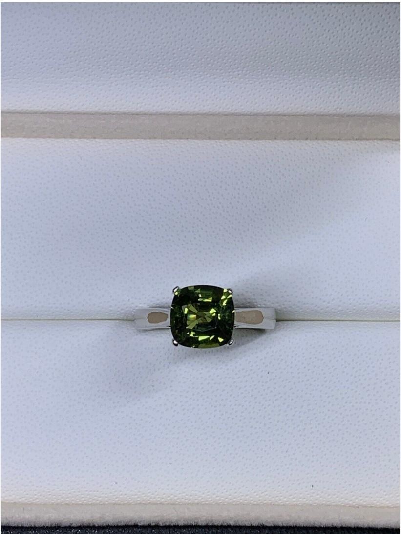 2.10ct Sapphire Solitaire Engagement Ring 18ct White Gold
Cette exquise bague solitaire en saphir vert de 2,10ct est le choix parfait pour les fiançailles. Réalisée en or blanc 18 ct, cette bague est une pièce de joaillerie fine étonnante qui