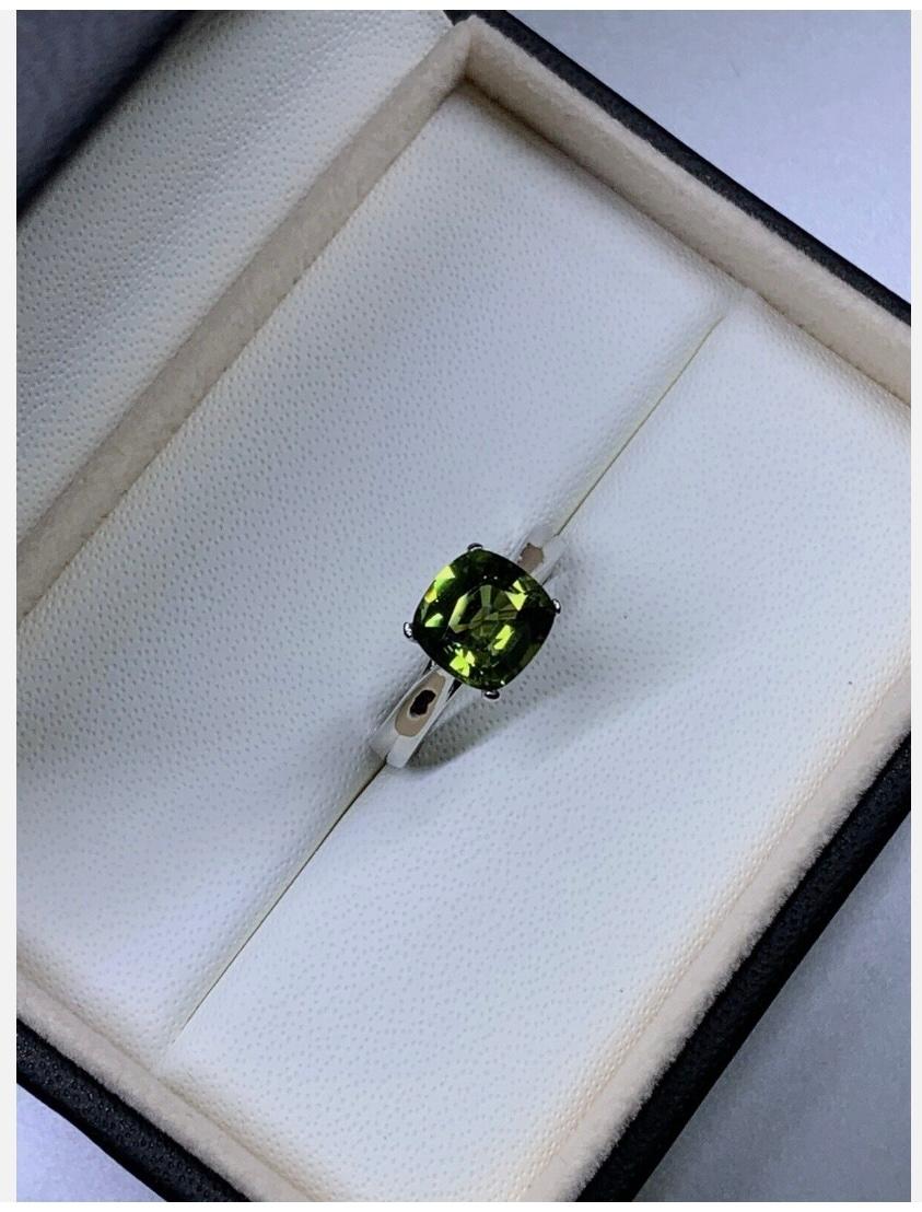 Taille coussin 2.10ct Sapphire Solitaire Engagement Ring 18ct White Gold en vente