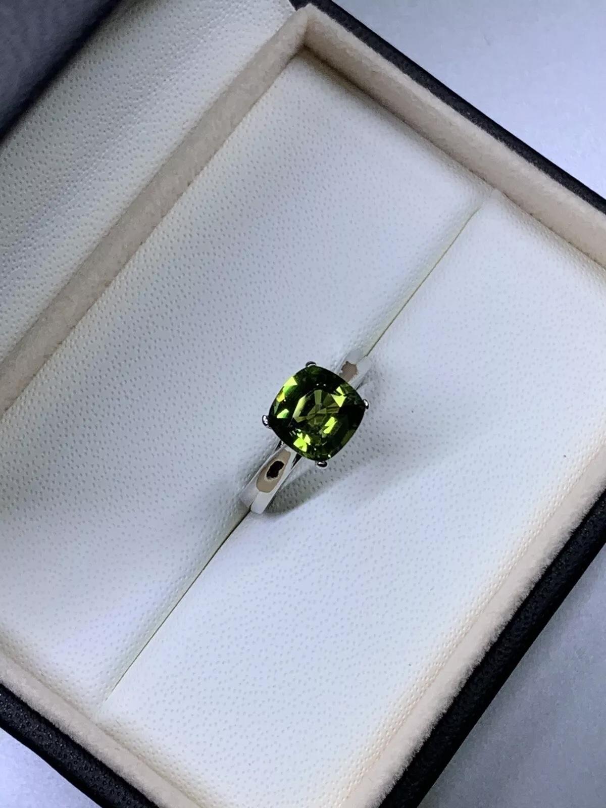 2.10ct Sapphire Solitaire Engagement Ring 18ct White Gold In New Condition For Sale In London, GB