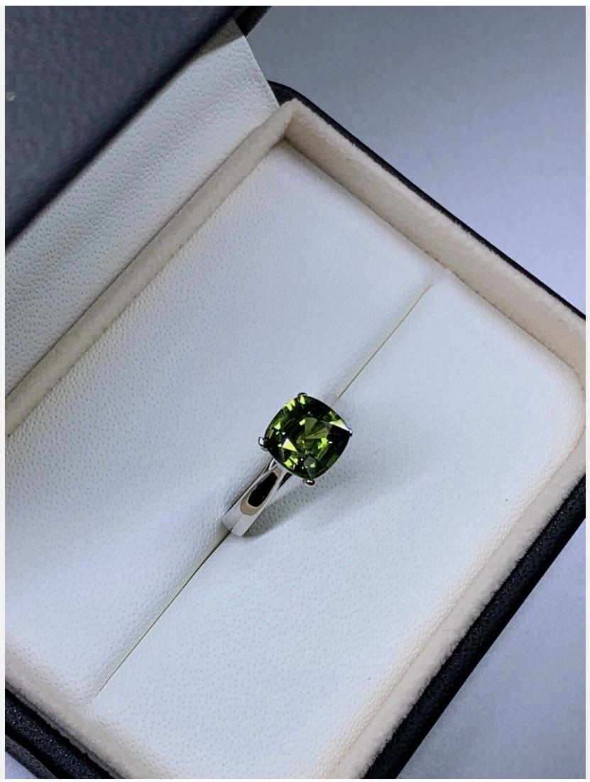 2.10ct Sapphire Solitaire Engagement Ring 18ct White Gold Neuf - En vente à London, GB
