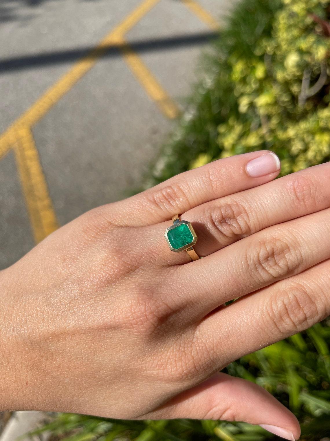 Moderne 2.10cts 18K Dark Green Emerald-Emerald Cut Solitaire Bezel Set Engagement Ring en vente