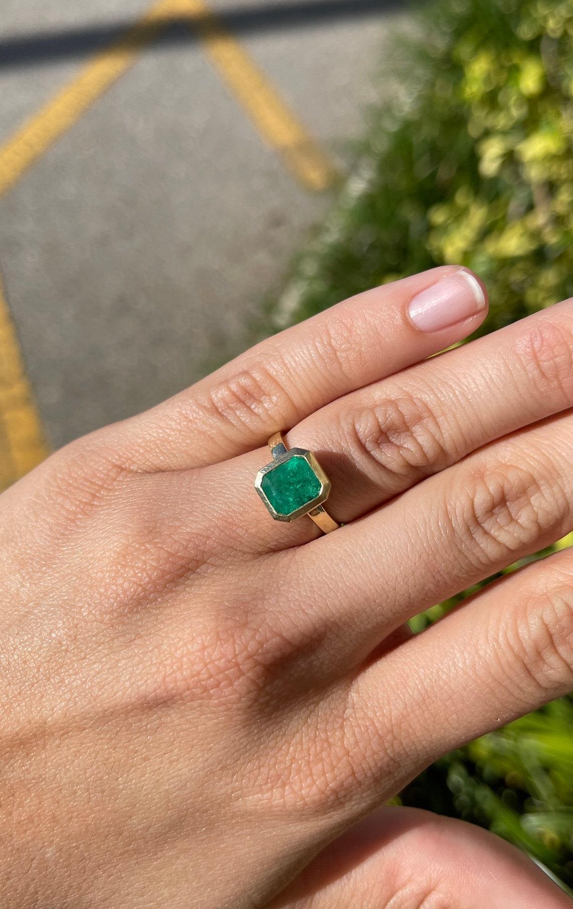 2.10cts 18K Dark Green Emerald-Emerald Cut Solitaire Bezel Set Engagement Ring Neuf - En vente à Jupiter, FL