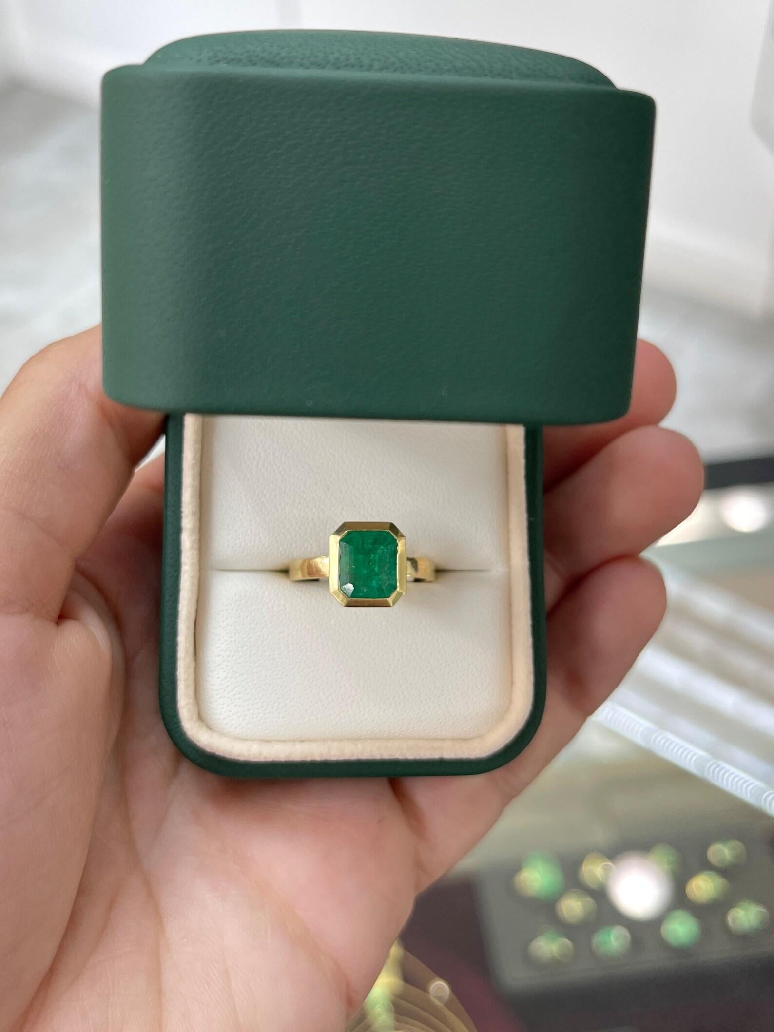 2.10cts 18K Dark Green Emerald-Emerald Cut Solitaire Bezel Set Engagement Ring Pour femmes en vente