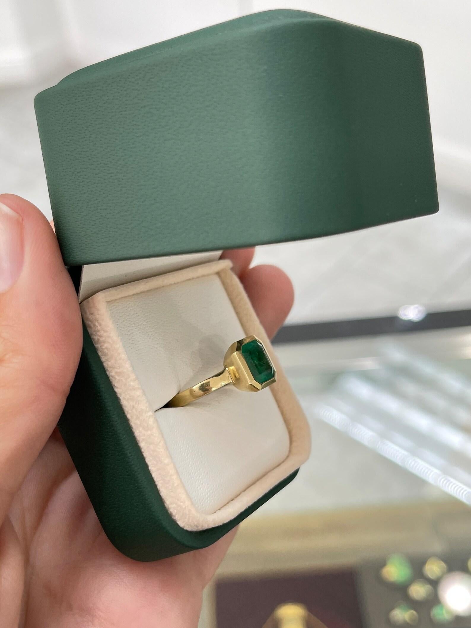 2.10cts 18K Dark Green Emerald-Emerald Cut Solitaire Bezel Set Engagement Ring en vente 1