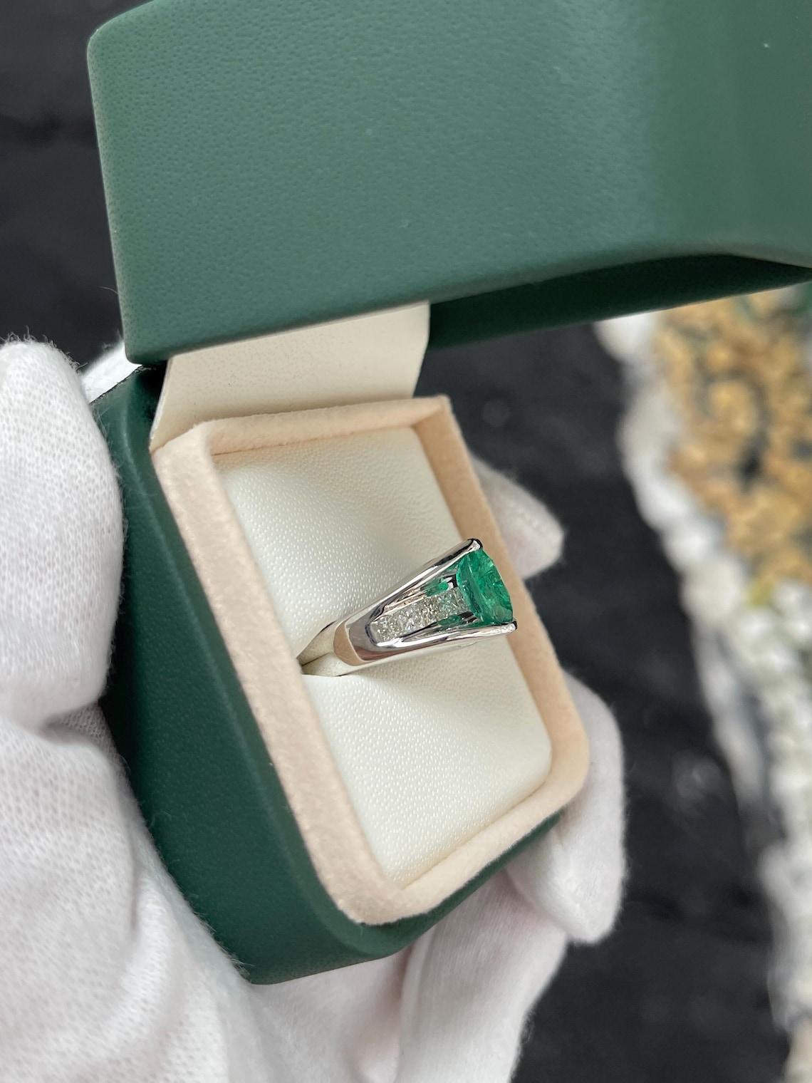 2,10tcw 14K natürlicher dunkelgrüner ovaler Solitär-Diamantring mit Smaragdschliff im Smaragdschliff (Ovalschliff) im Angebot
