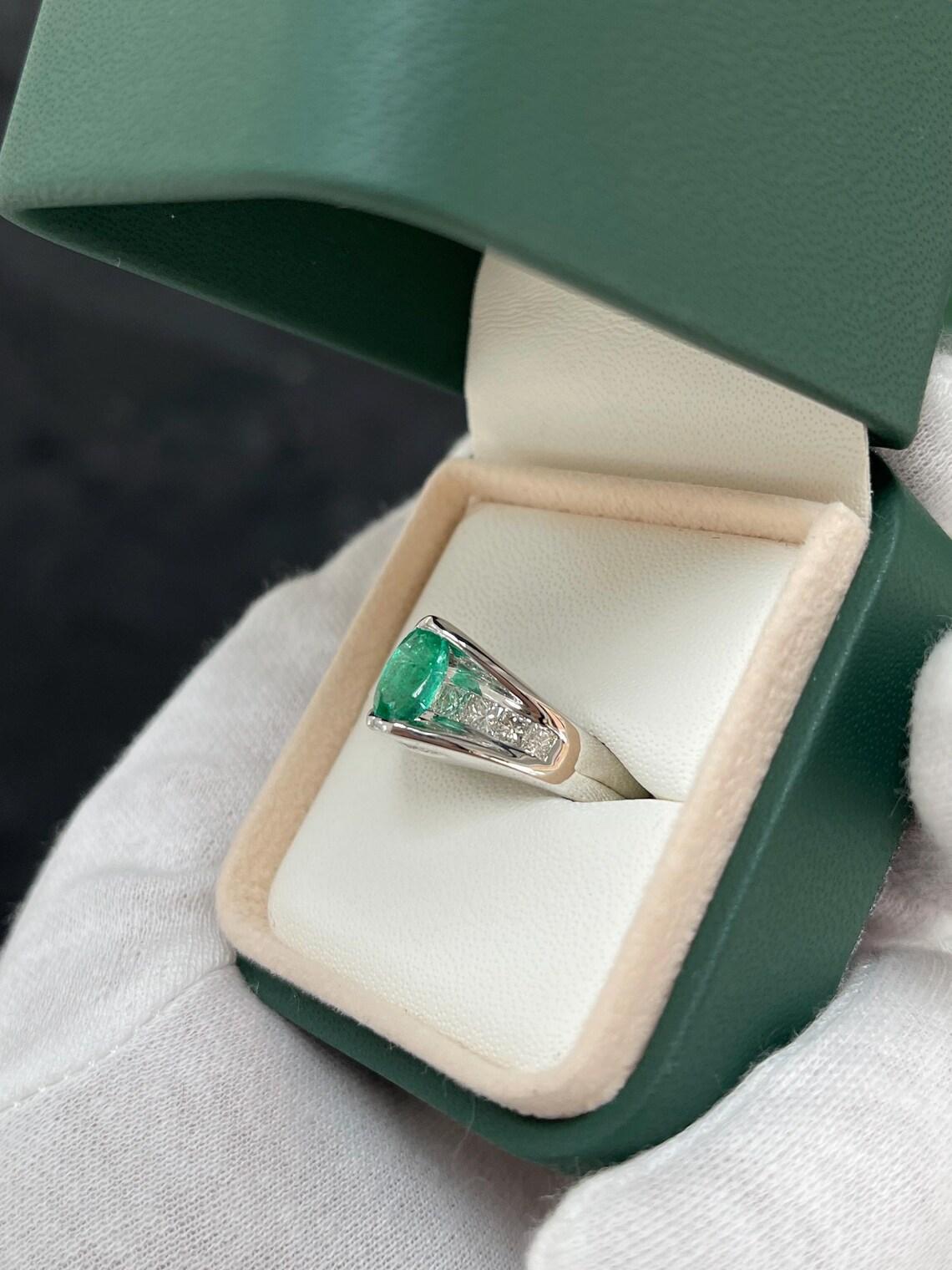 2,10tcw 14K natürlicher dunkelgrüner ovaler Solitär-Diamantring mit Smaragdschliff im Smaragdschliff im Zustand „Neu“ im Angebot in Jupiter, FL