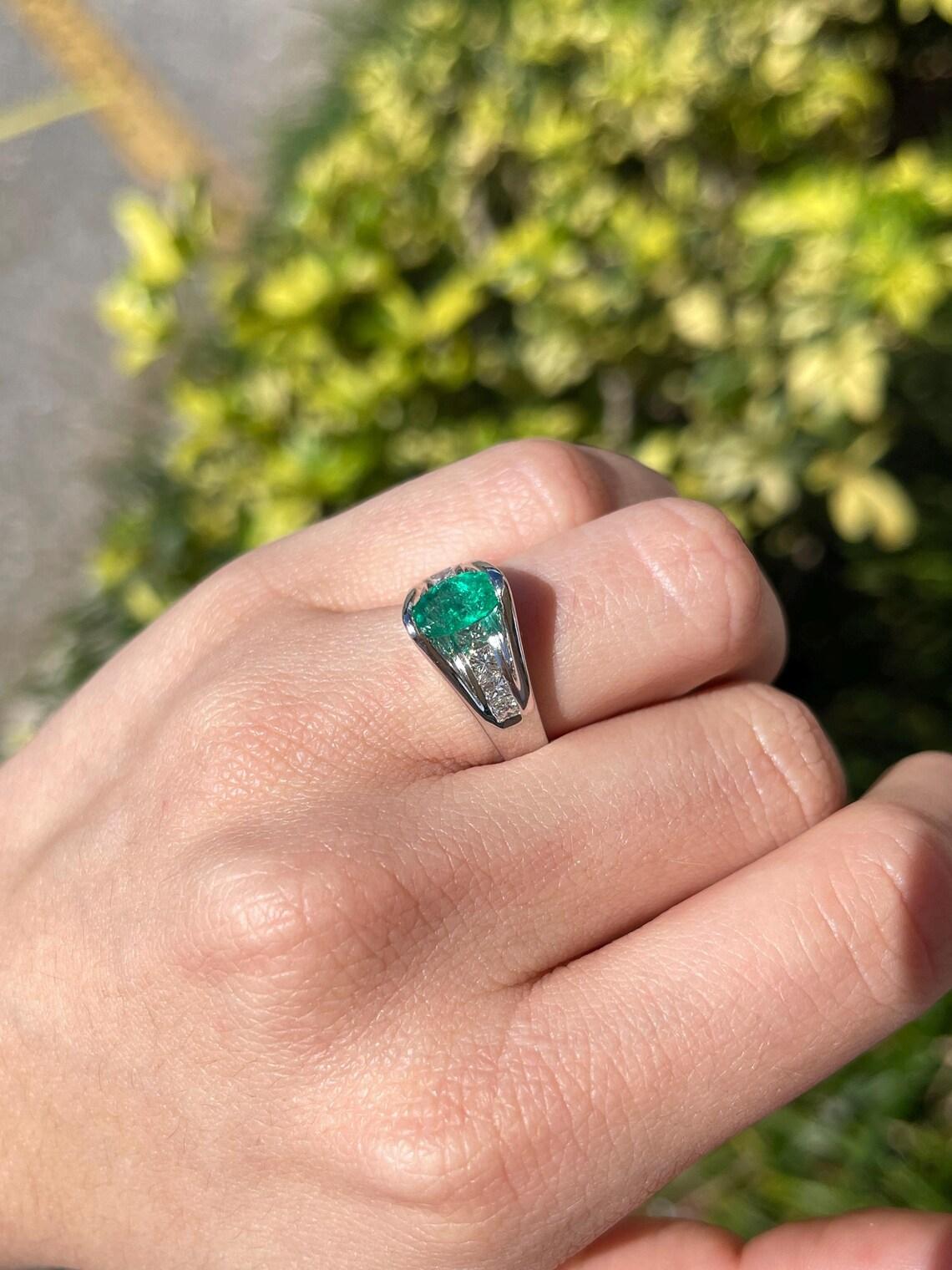 2,10tcw 14K natürlicher dunkelgrüner ovaler Solitär-Diamantring mit Smaragdschliff im Smaragdschliff im Angebot 1