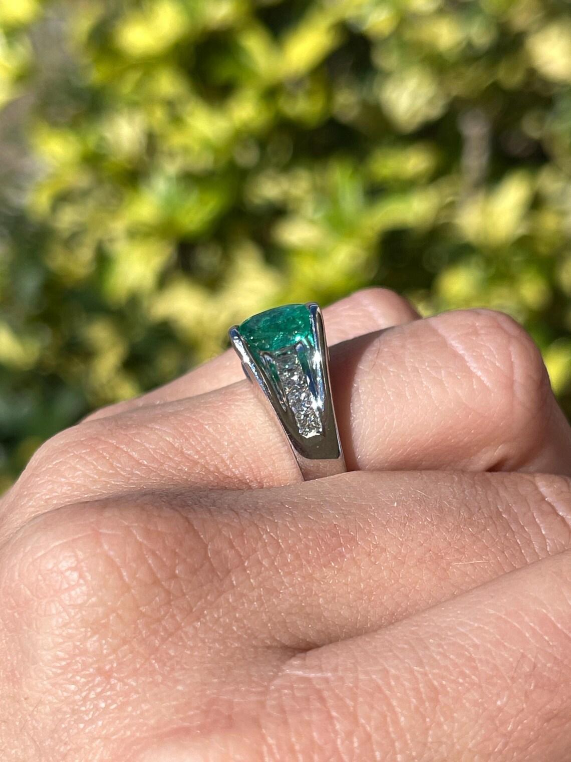 2,10tcw 14K natürlicher dunkelgrüner ovaler Solitär-Diamantring mit Smaragdschliff im Smaragdschliff im Angebot 2