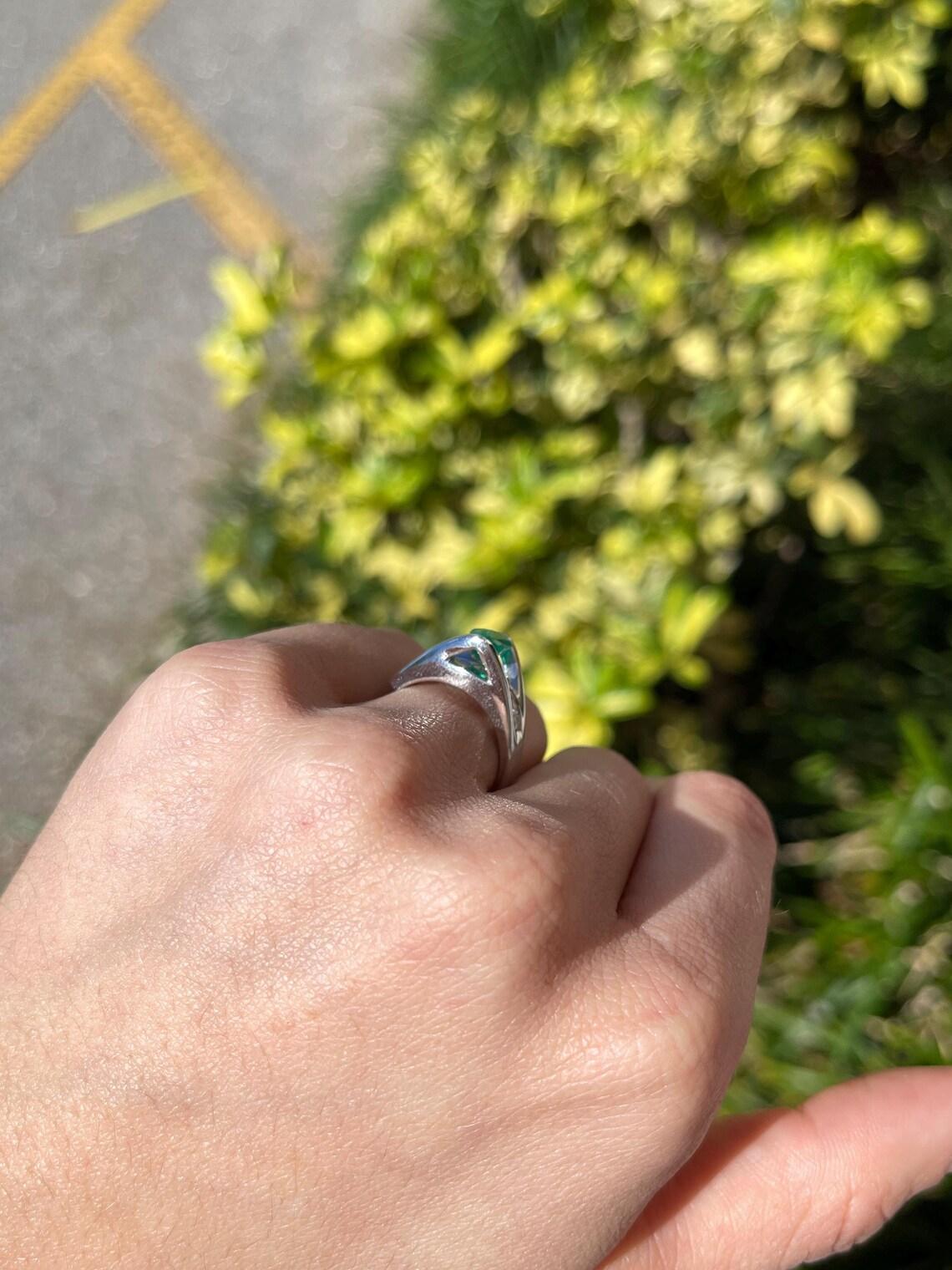 2,10tcw 14K natürlicher dunkelgrüner ovaler Solitär-Diamantring mit Smaragdschliff im Smaragdschliff im Angebot 3
