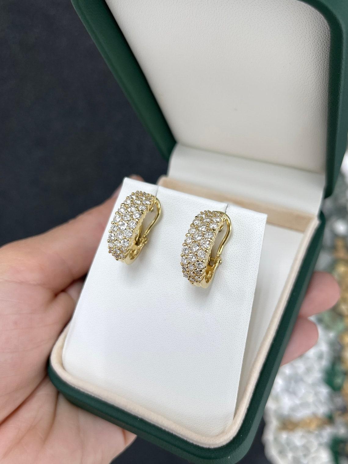 Taglio rotondo Orecchini Omega a grappolo con diamanti da 2,10 ctcw 18K con incastonatura F-H 750 Giallo in vendita