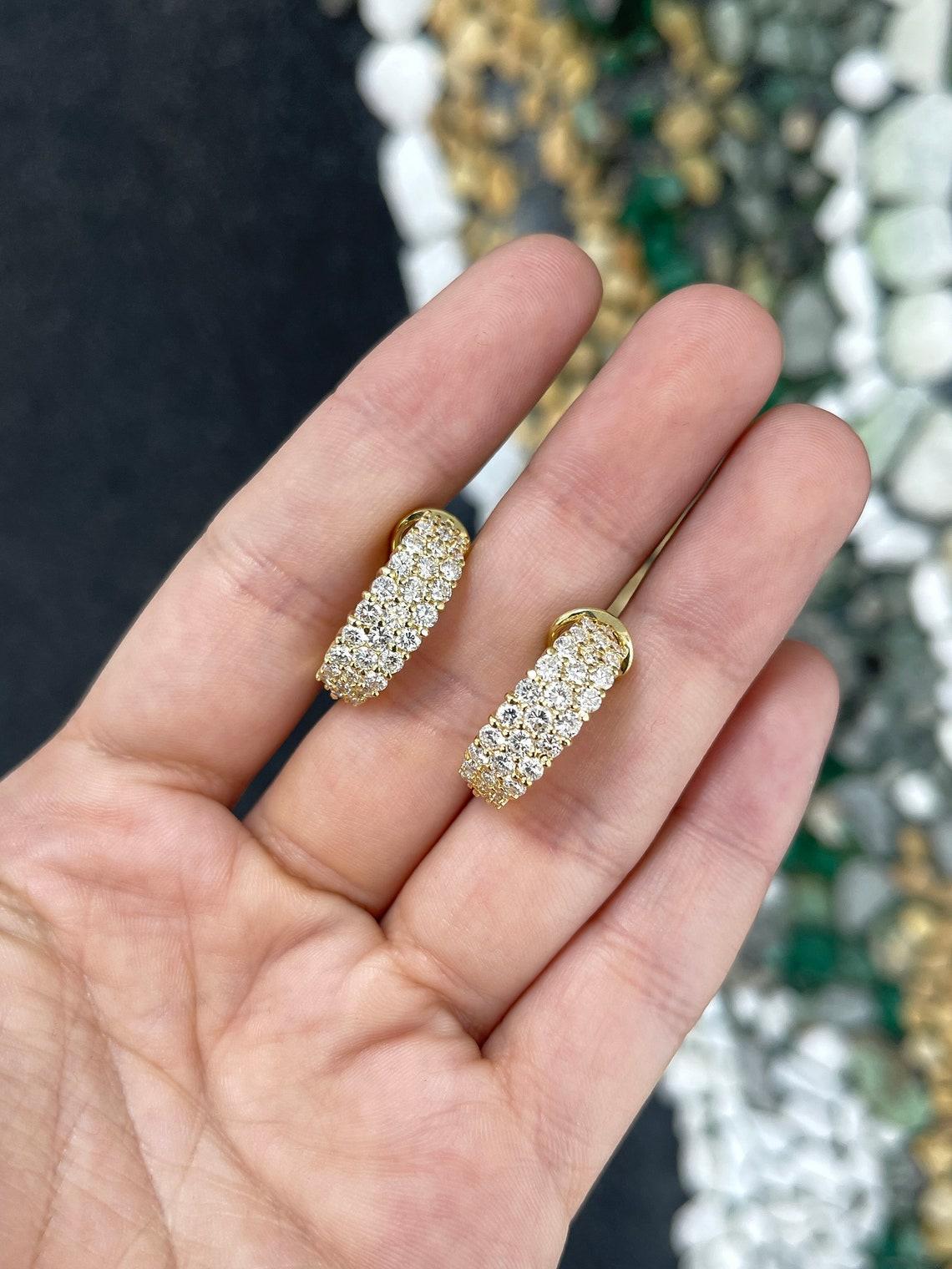 Donna Orecchini Omega a grappolo con diamanti da 2,10 ctcw 18K con incastonatura F-H 750 Giallo in vendita