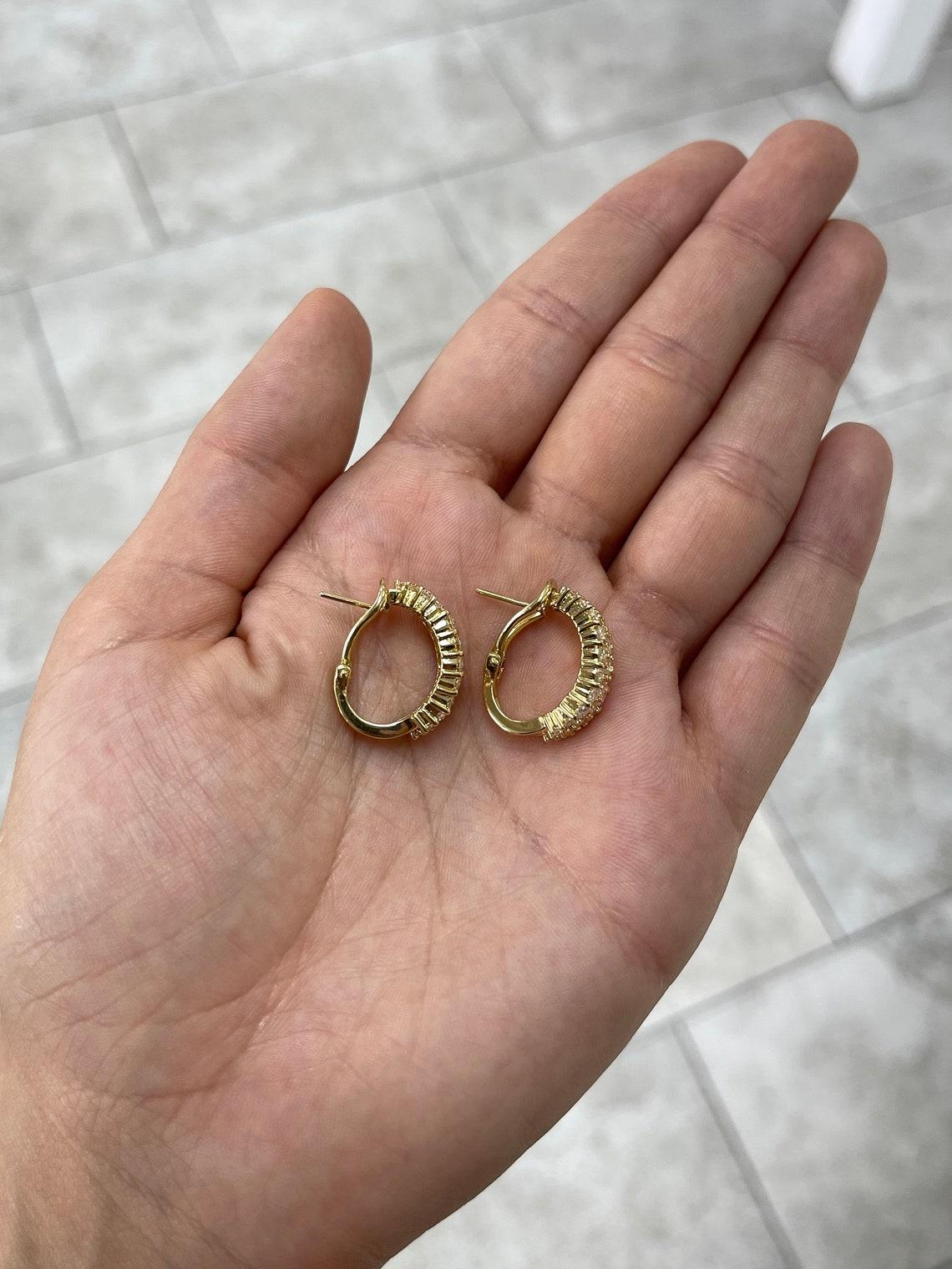 Orecchini Omega a grappolo con diamanti da 2,10 ctcw 18K con incastonatura F-H 750 Giallo in vendita 2