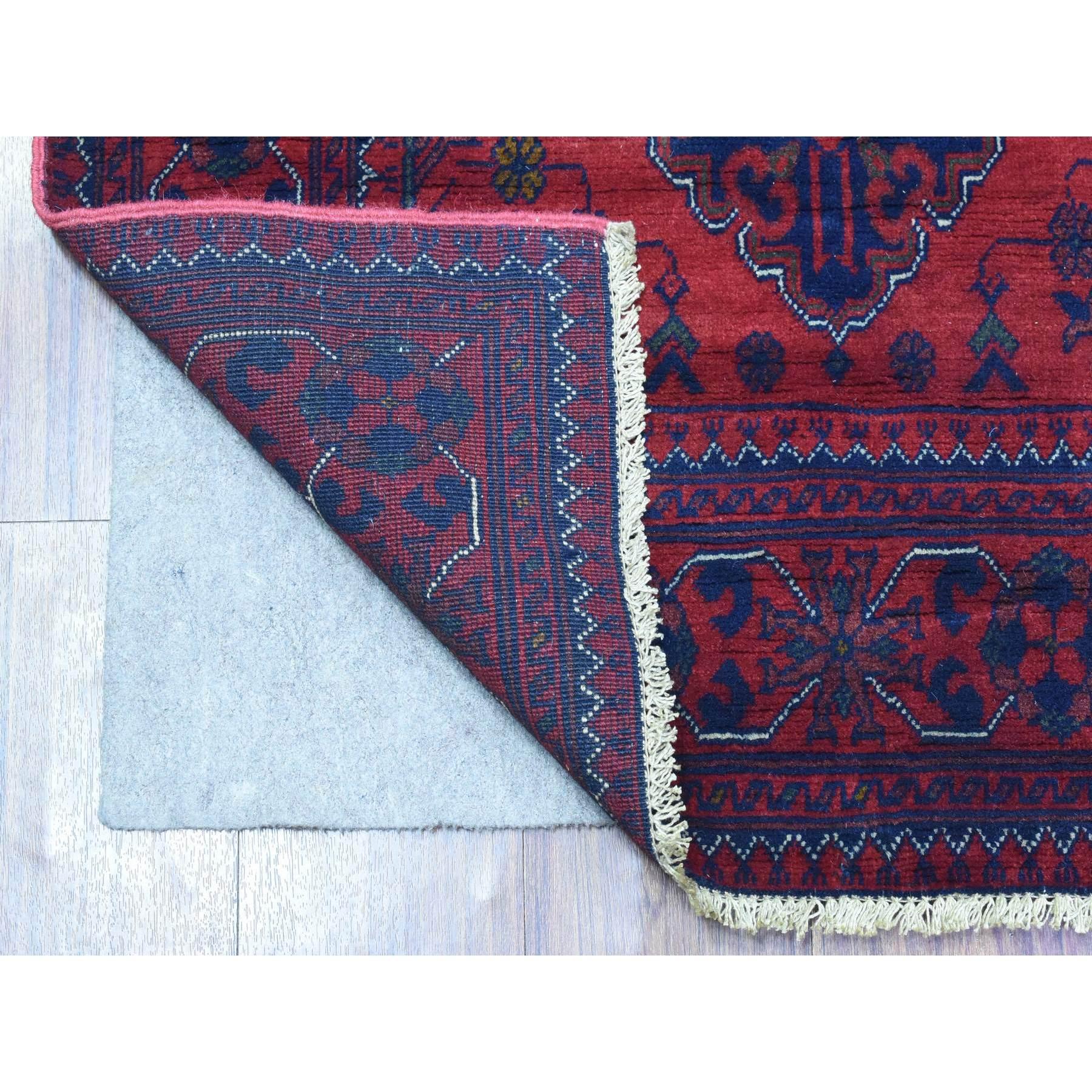 Dies ist eine wirklich echte one-of-a-kind Deep und gesättigt rot, weich und glänzend Wolle handgeknüpft, Afghan Khamyab mit Tribal Medaillon Design, Läufer Orientteppich. Es wurde monatelang in der jahrhundertealten Technik der Weberei