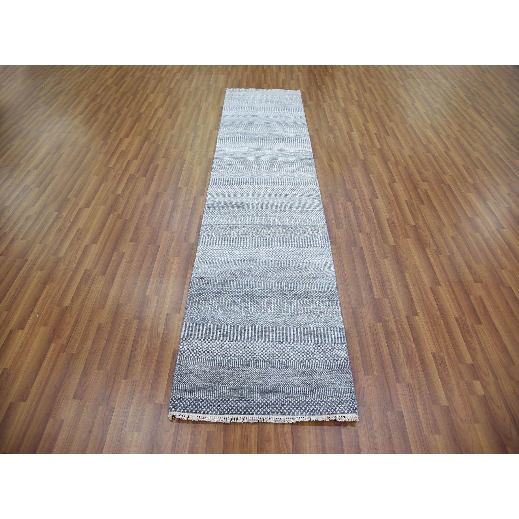 Si tratta di un autentico esemplare unico di Gabbeh grigio, dal design moderno a forma di erba, tessuto densamente in lana e seta annodato a mano, Runner Oriental Rugs. È stato annodato per mesi e mesi con tecniche di tessitura secolari da esperti