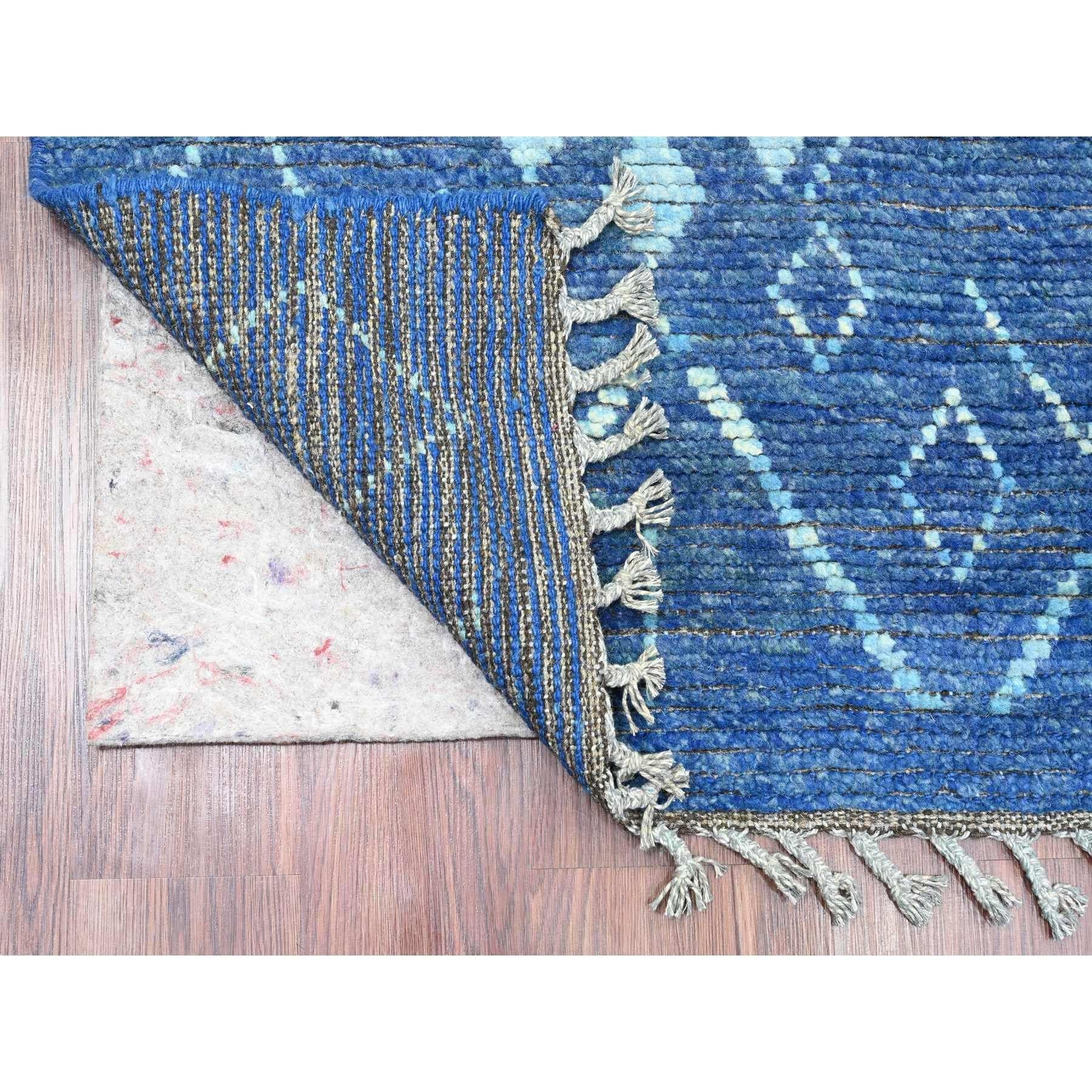 Bayern Blau, Marokkanische Webart mit geometrischem Muster, Weiche Wolle, Handgeknüpft, Ton in Ton, Strukturierter Flor, Läufer, Orientteppich
Primäre MATERIALIEN: Wolle
Latex: Kein Flor 
Höhe: 0,25 Zoll
Stil: Traditionell
Grundfarbe: Blau
Sekundäre