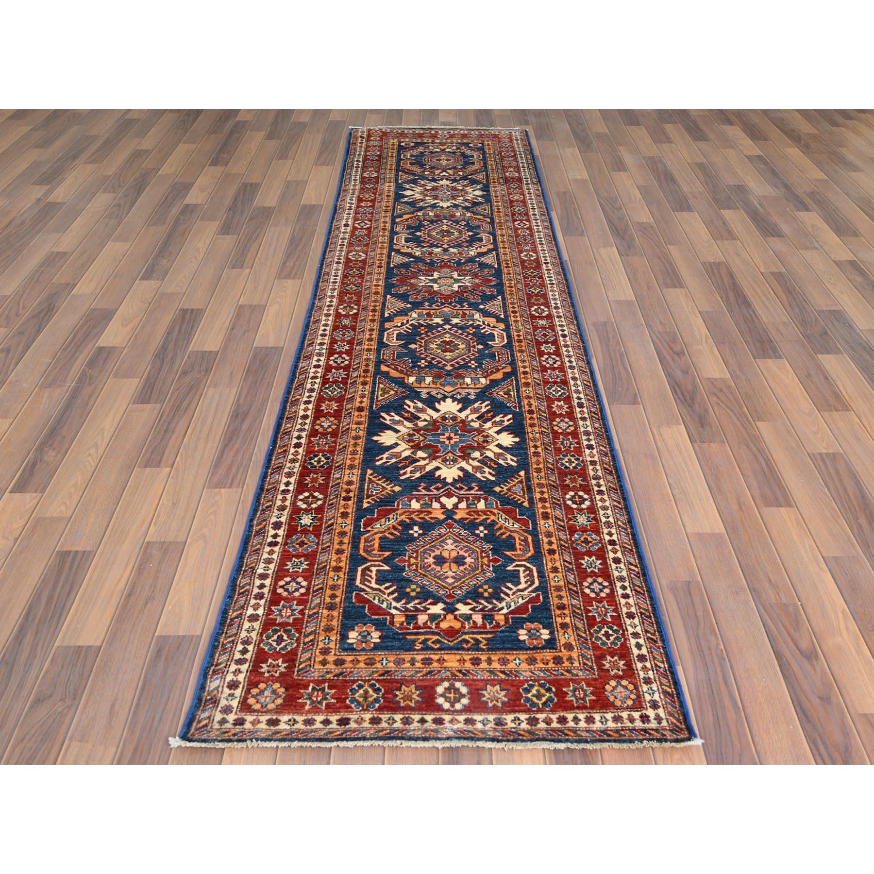 Dies ist eine wirklich echte ein-of-a-kind glänzende Wolle handgeknüpft Marineblau afghanischen Super Kazak mit Stammes-Medaillons Design Orientalische Läufer Teppich. Es wurde monatelang in jahrhundertealten Webtechniken geknüpft von
Primäre