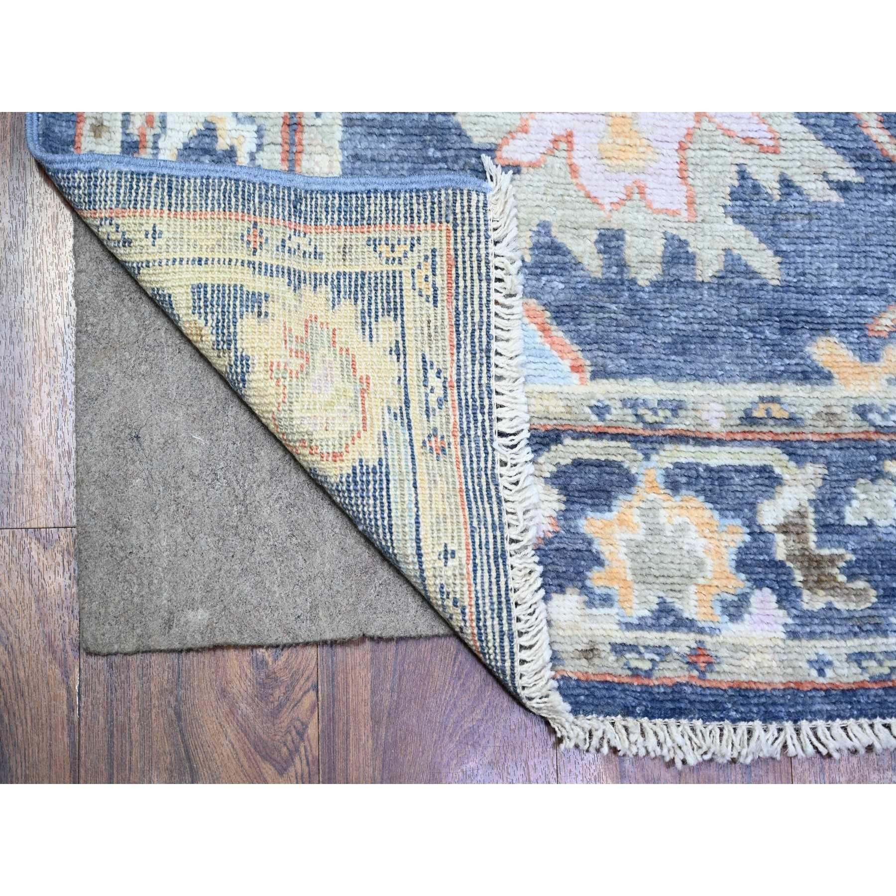 Ägäisblau, Afghanischer Angora Oushak mit großem Blattmuster, Reine Wolle, Natürliche Farbstoffe, Handgeknüpfter Läufer Orientteppich
Primäre MATERIALIEN: Wolle
Latex: Kein Flor 
Höhe: 0,25 Zoll
Stil: Transitional
Grundfarbe: Blau
Sekundäre Farben: