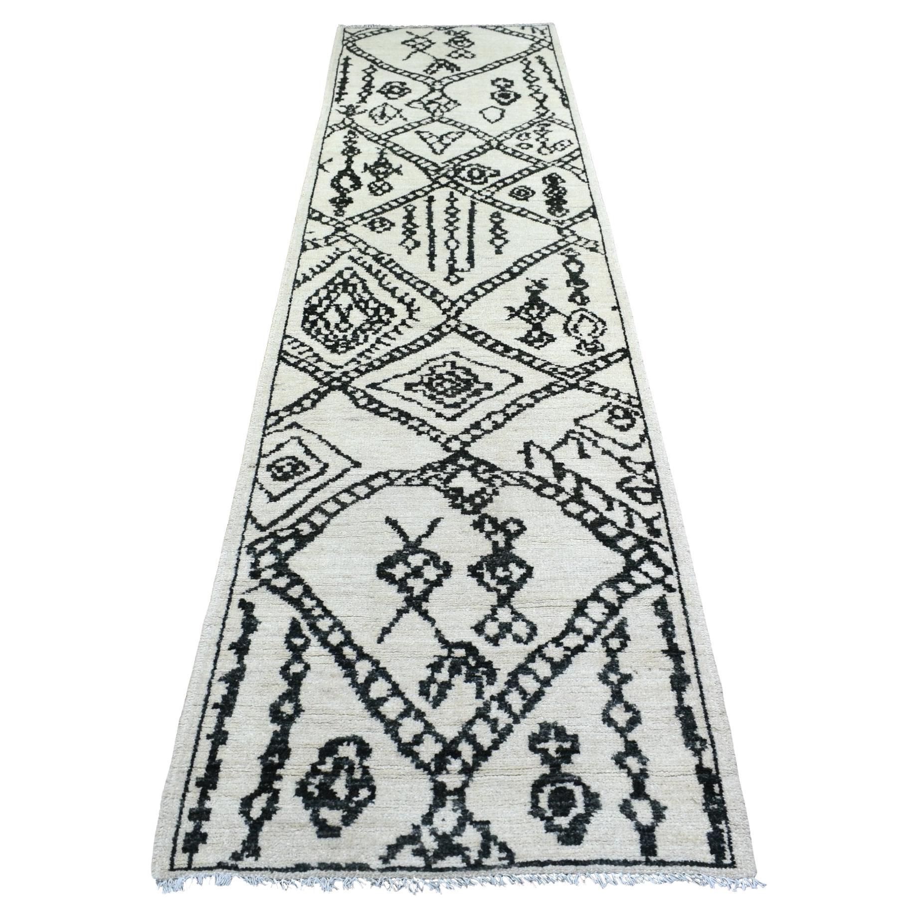 2
10 "x11
4" Ivory, Hand Knots, Moroccan Berber Soft and Shiny Wool Runner Rug (tapis de course en laine) en vente