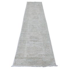 Tappeto Runner in lana annodato a mano con motivo a foglie di angora oushak, di colore bianco, 2'10 "x11'5".