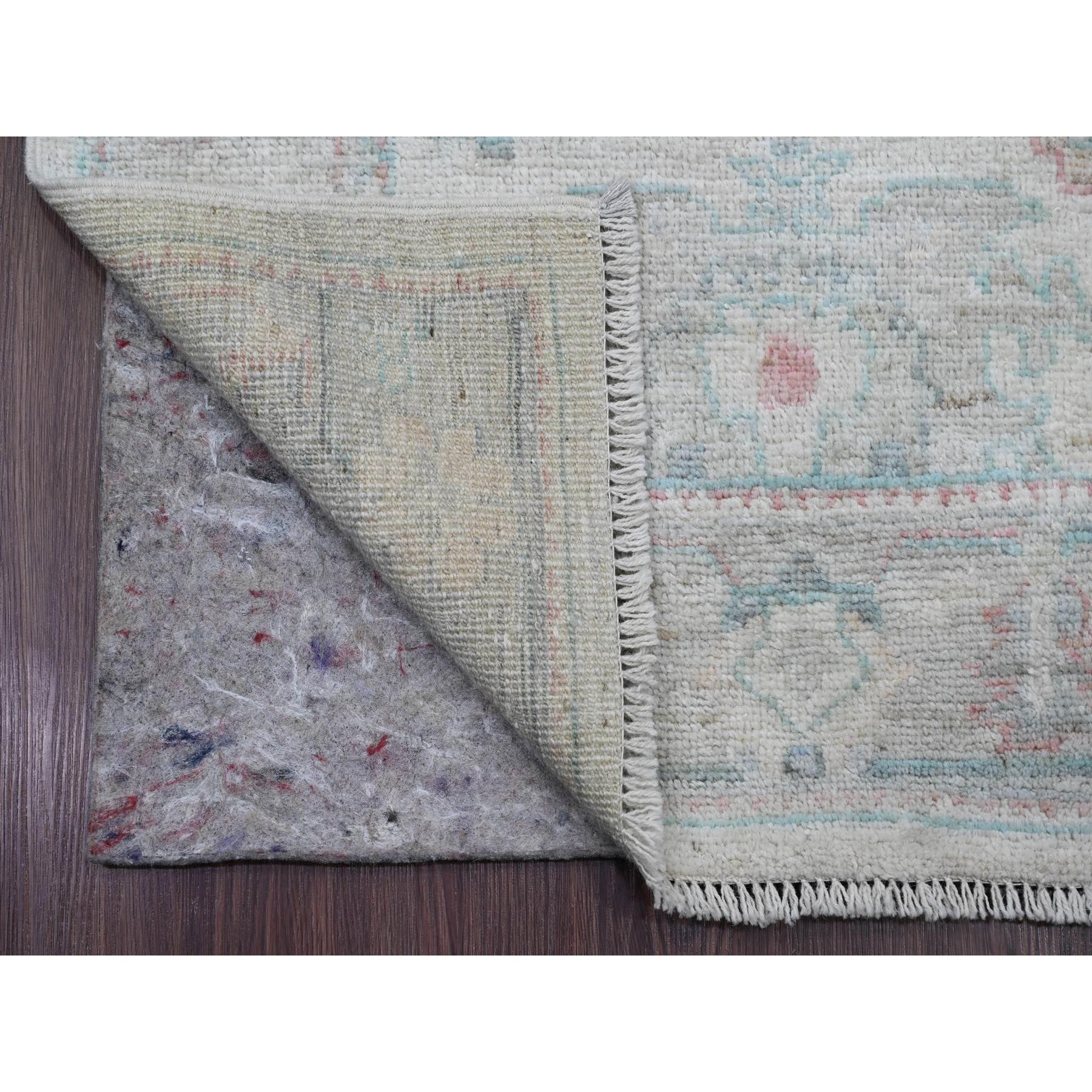 Chiffon Weiß, Handgeknüpft, Afghanischer Angora Oushak mit buntem Blattmuster, Natürliche Farbstoffe, 100% Wolle, Läufer, Orientteppich<br /><br />Primäre Materialien: WolleLatex: NeinFlorhöhe: 0.25 InchesStil: TransitionalPrimärfarbe: