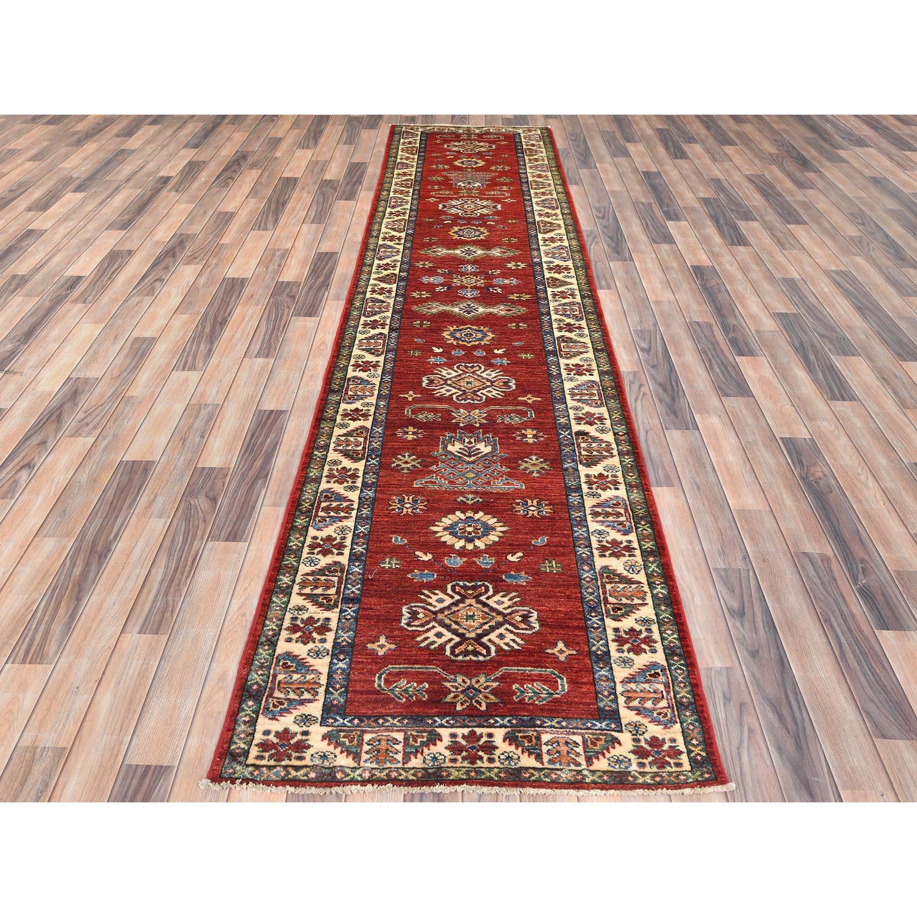Ladrillo Fuego, Super Kazak Afgana Con Medallones Geométricos Tintes Naturales, Tejido Denso, Lana Extra Suave, Anudada a Mano, Alfombra Oriental Runner
Materiales primarios: Lana
Látex: Sin pelo 
altura: 0,25 Pulgadas
Estilo: Transicional
Color