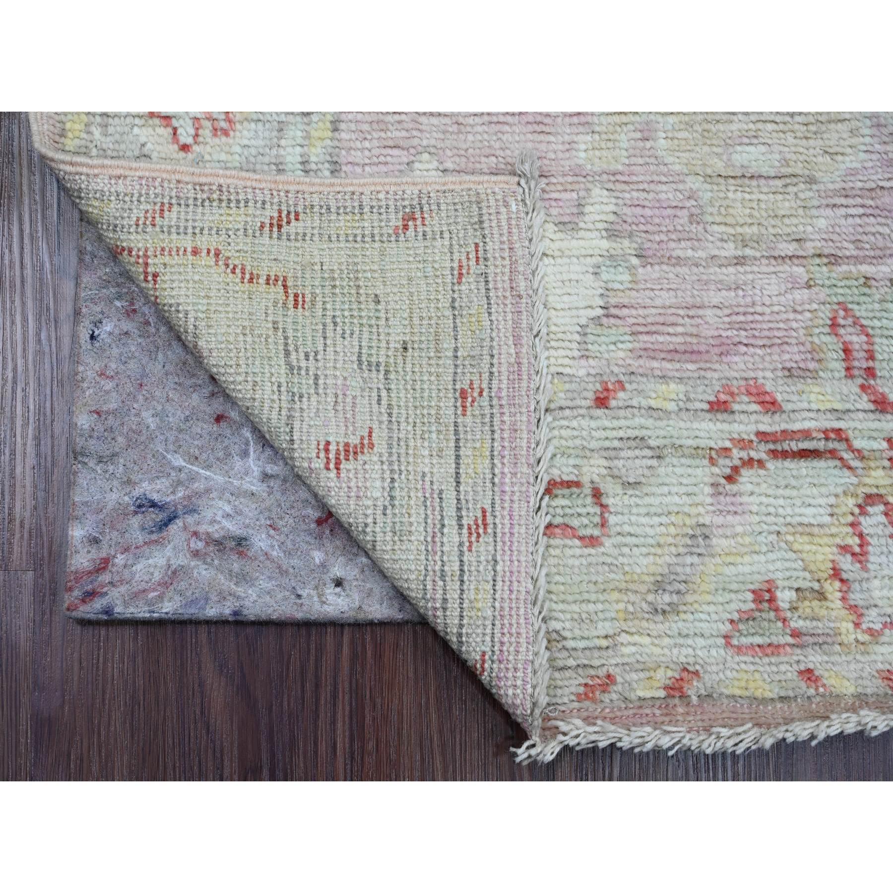 Rosa pastello, 100% lana, Afghan Angora Oushak con disegno di foglie all over, annodato a mano, tintura vegetale, runner, tappeto orientale
Materiali primari: Lana
Lattice: No Pile 
altezza: 0,25 pollici
Stile: Di transizione
Colore primario: