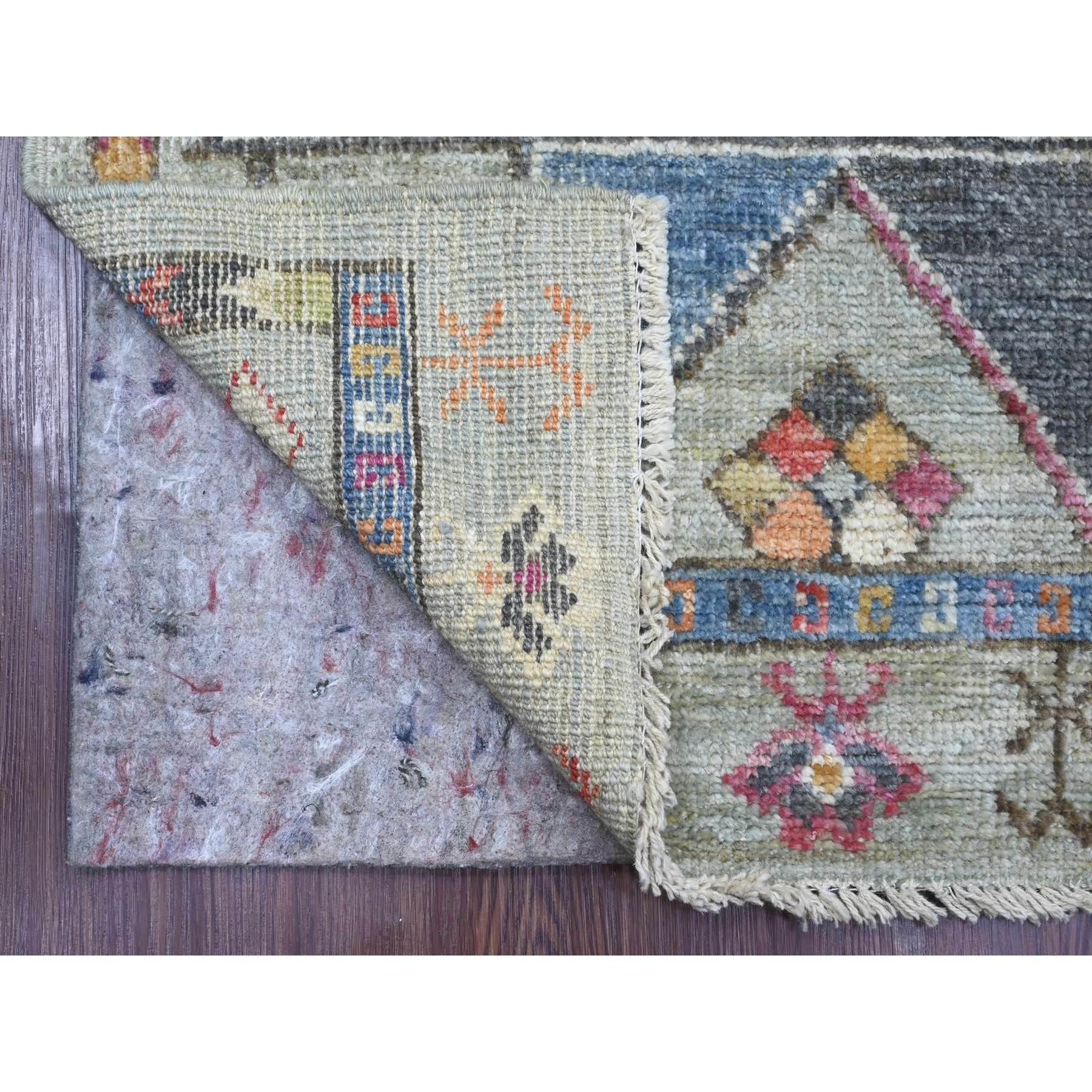 Spanisch Grau, Handgeknüpft, Anatolisches Dorf inspiriertes Design, Geometrische Medaillons, Reine Wolle, Pflanzliche Farbstoffe, Läufer, Orientteppich
Primäre MATERIALIEN: Wolle
Latex: Kein Flor 
Höhe: 0,25 Zoll
Stil: Traditionell
Grundfarbe: