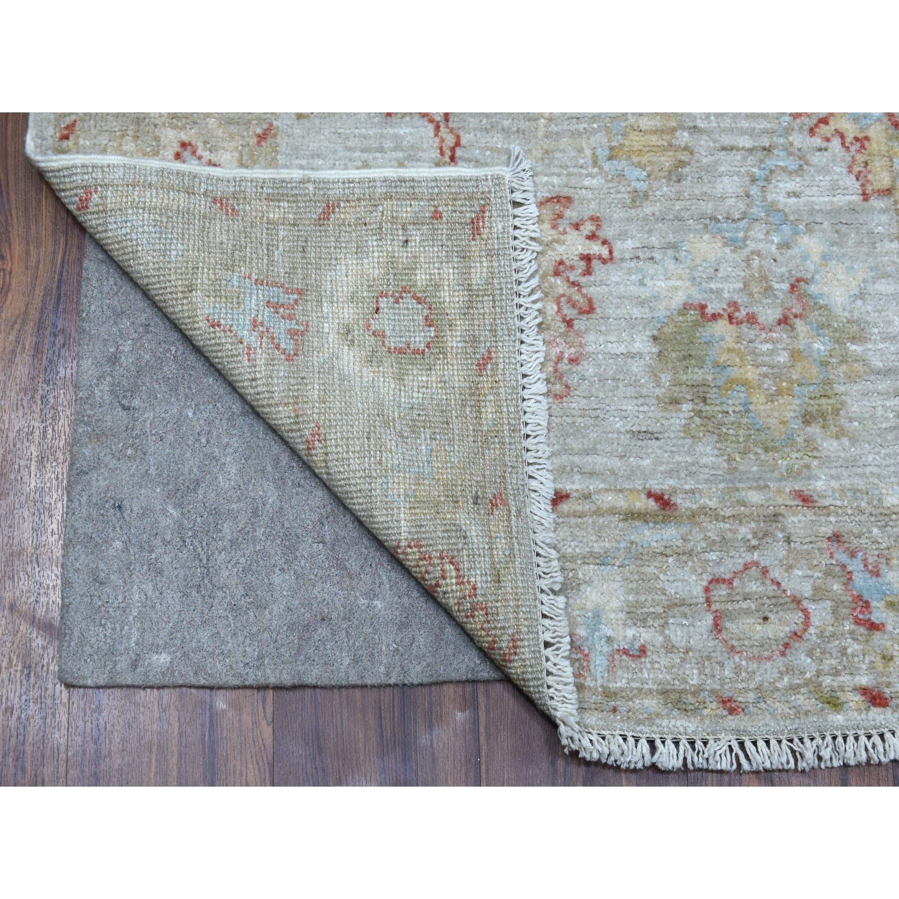 Il s'agit d'un véritable tapis d'Orient, unique en son genre, noué à la main, en laine angora grise Oushak avec des motifs floraux doux et vibrants. Il a été noué pendant des mois et des mois selon des techniques de tissage séculaires par des