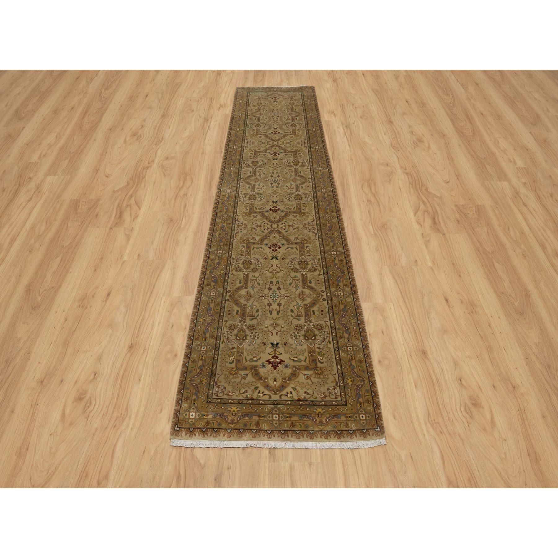 Peanut Brown, Tabriz Revival, 300 KPSI, Laine et soie de Nouvelle-Zélande filées à la main, tissage plus dense, noué à la main, épais et pelucheux, chemin de table, tapis d'Orient
Matériaux primaires : Laine et soie
Latex : Pas de poils 
hauteur :