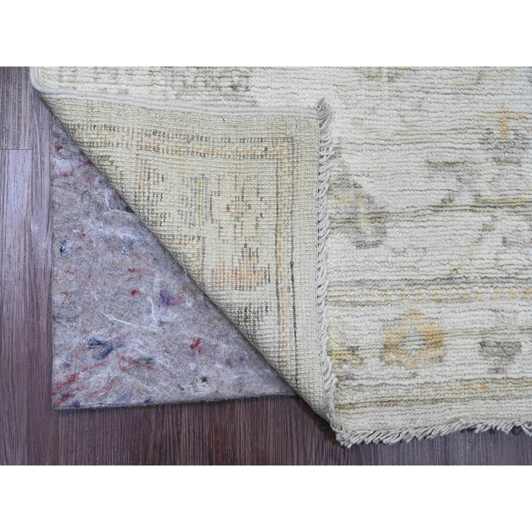 Bianco Alabastro, annodato a mano, Afghan Angora Oushak con design di foglie, tinture vegetali, 100% lana, Runner, Tappeto orientale
Materiali primari: Lana
Lattice: No Pile 
altezza: 0,25 pollici
Stile: Di transizione
Colore primario: Avorio
Colori
