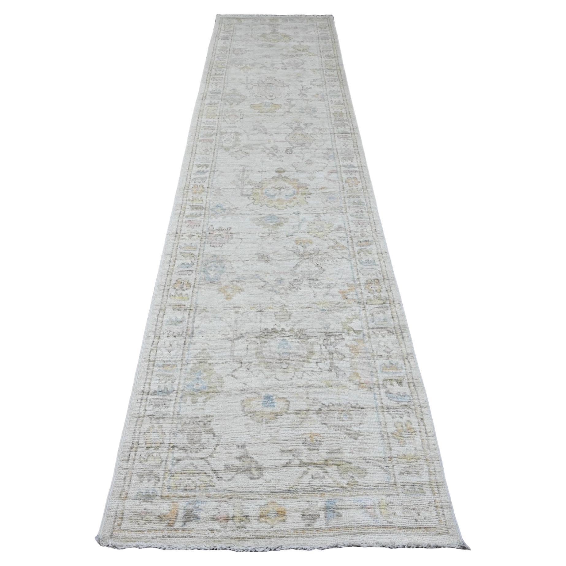 Tappeto orientale afgano di lana d'angora Oushak annodato a mano bianco 2'10 "x12'5"