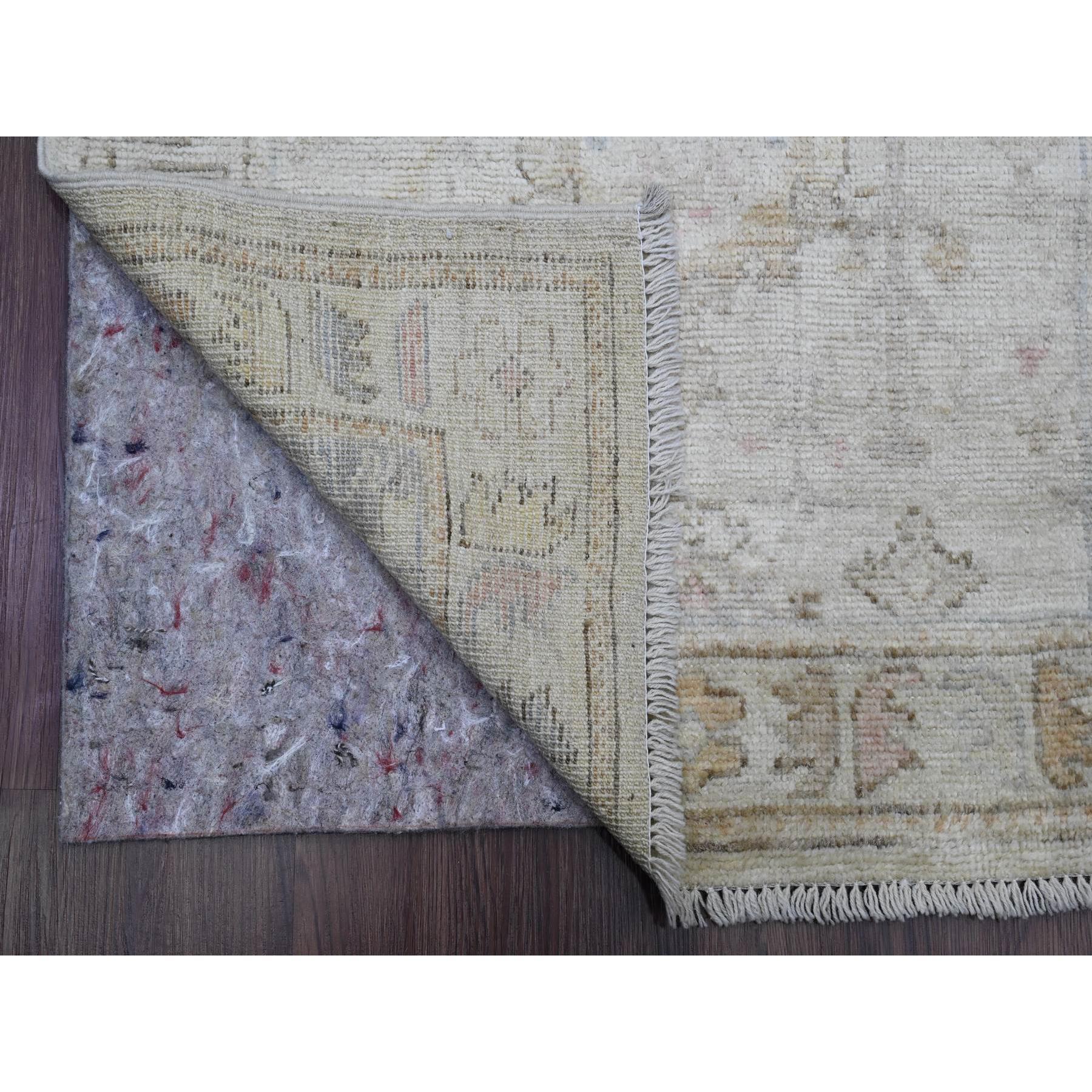 Bianco perla, 100% lana, Afghan Angora Oushak con motivi di foglie, tinture naturali, annodato a mano, runner, tappeto orientale
Materiali primari: Lana
Lattice: No Pile 
altezza: 0,25 pollici
Stile: Di transizione
Colore primario: Avorio
Colori