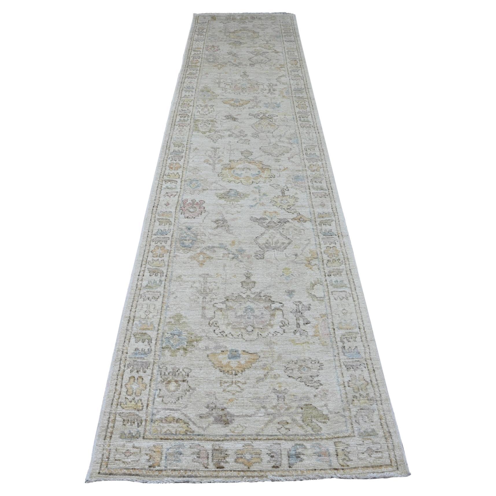 Tappeto Runner in lana annodato a mano con motivi di foglie di Oushak e angora afgana bianca 2'10 "x12'7"