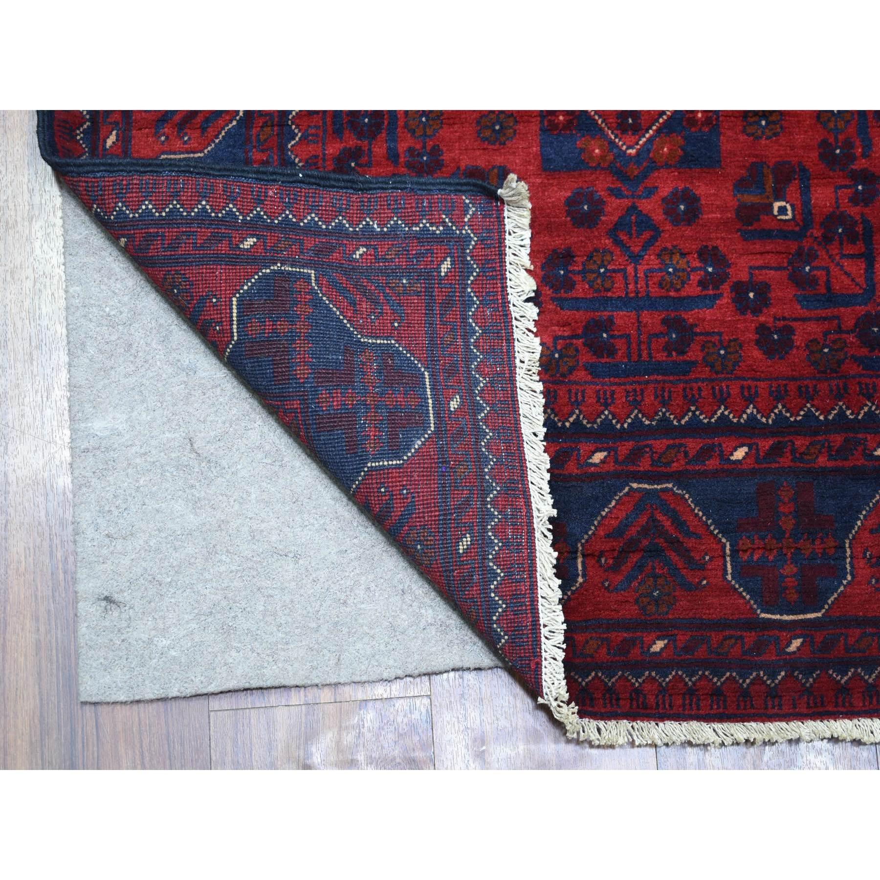 Dies ist eine wirklich echte one-of-a-kind Deep And Saturated Red Natural Dyes Afghan Khamyab, reine Wolle mit geometrischen Design Hand geknüpft Läufer Orientteppich. Es wurde monatelang in jahrhundertealten Webtechniken geknüpft von 
Primäre
