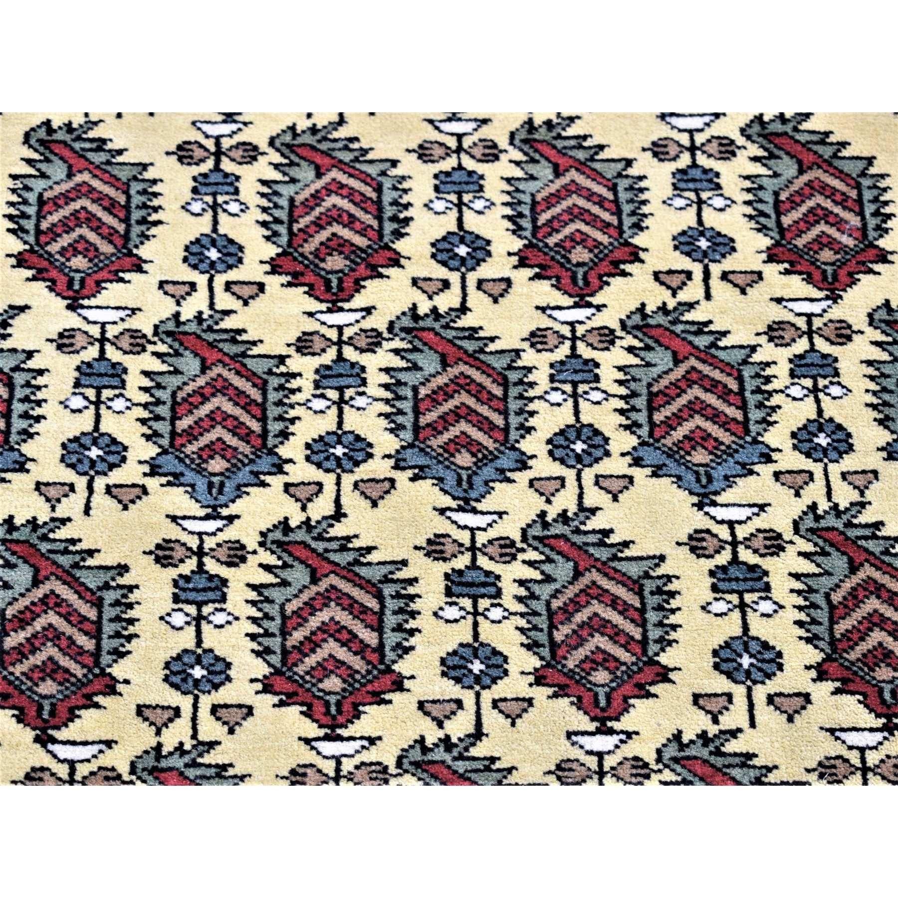 Dies ist eine wirklich echte ein-of-a-kind Elfenbein, Tribal Nordwest Persisch mit sich wiederholenden Boteh Design, reine Wolle handgeknüpft, Läufer Orientteppich. Es wurde monatelang in jahrhundertealten Webtechniken von erfahrenen