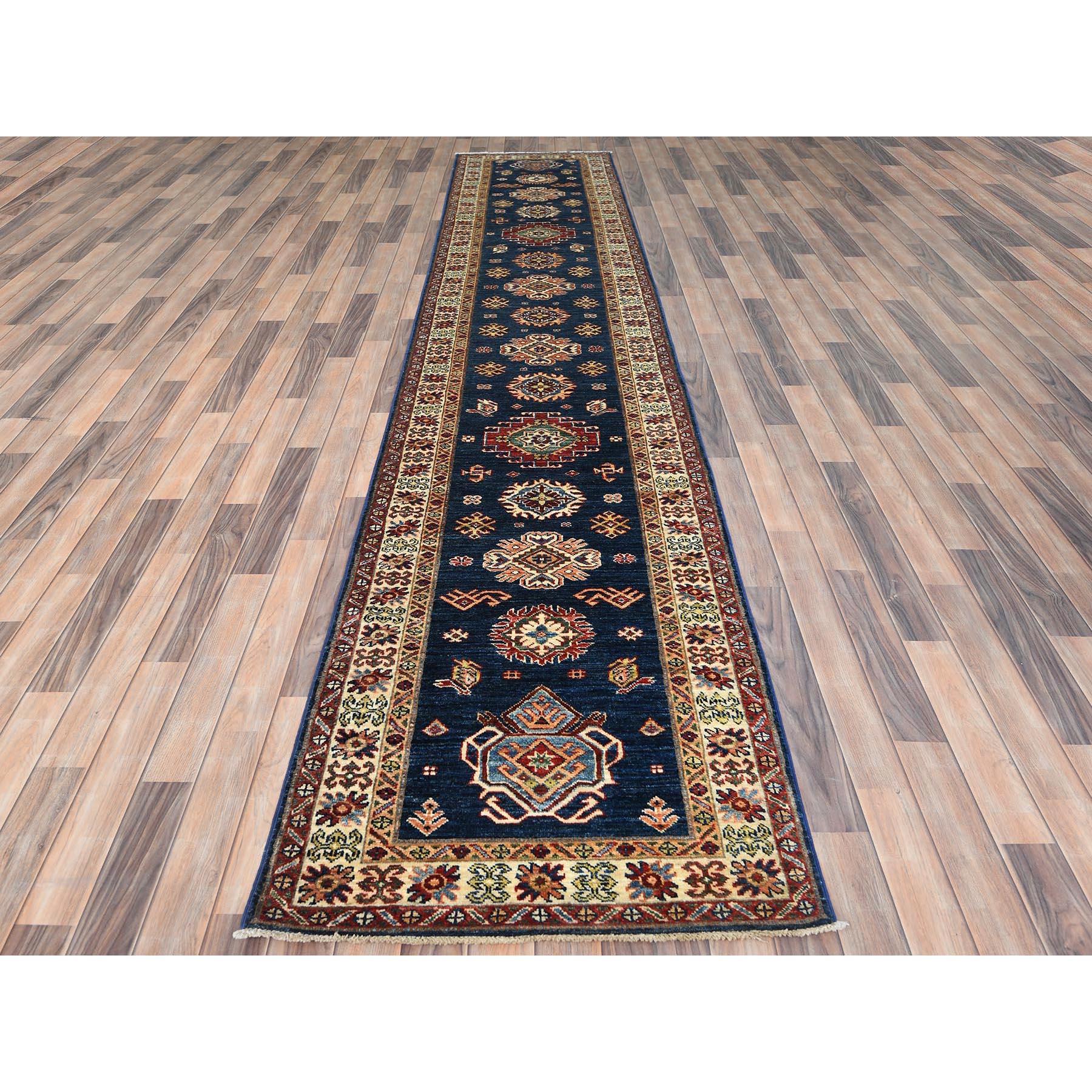 Preußisch Blau, Afghanischer Super Kazak mit großen Medaillons, Natürliche Farbstoffe, Weiche Wolle, Handgeknüpft, Läufer Orientteppich
Primäre MATERIALIEN: Wolle
Latex: Kein Flor 
Höhe: 0,25 Zoll
Stil: Traditionell
Grundfarbe: Blau
Sekundäre