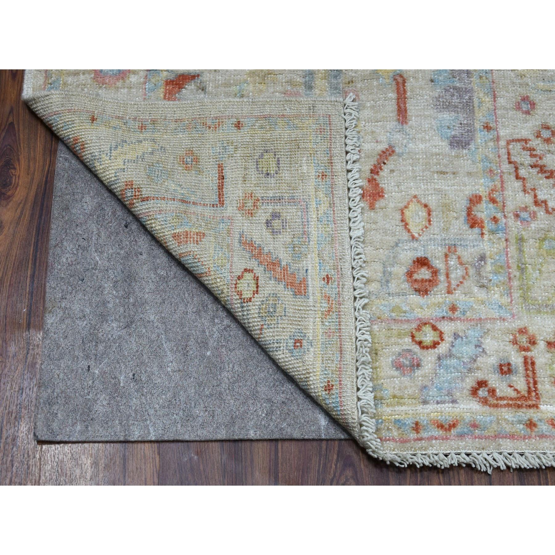 Il s'agit d'un véritable tapis oriental noué à la main, unique en son genre, en angora gris Oushak et laine veloutée. Il a été noué pendant des mois et des mois selon les techniques séculaires du tissage persan par des artisans experts.
Matières
