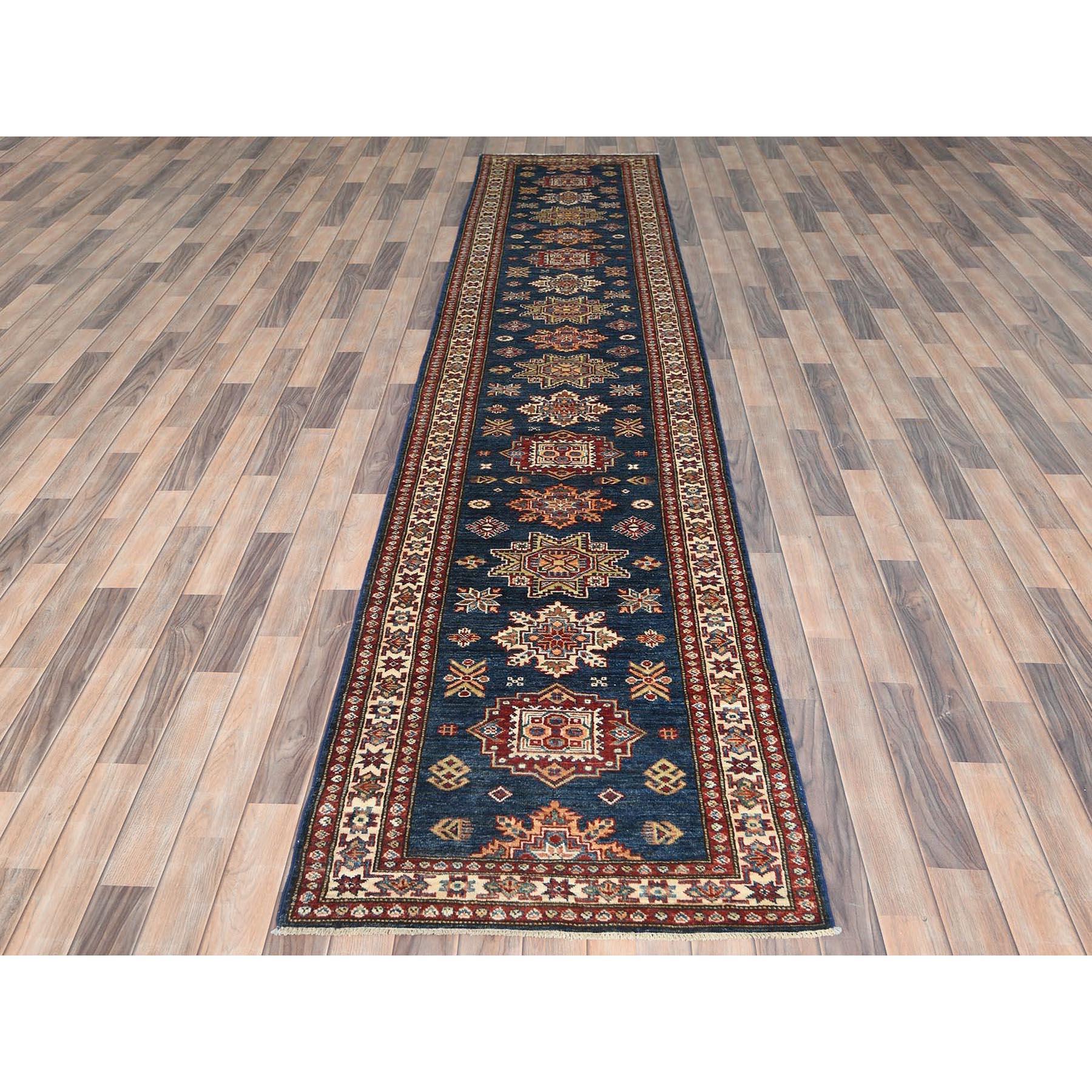 Bleu marine, Afghan Super Kazak avec design géométrique en médaillons, teintures naturelles, densément tissé, laine naturelle, noué à la main, tapis oriental de course
Matières premières : Laine
Latex : Pas de poils 
hauteur : 0,25 pouces
Style :